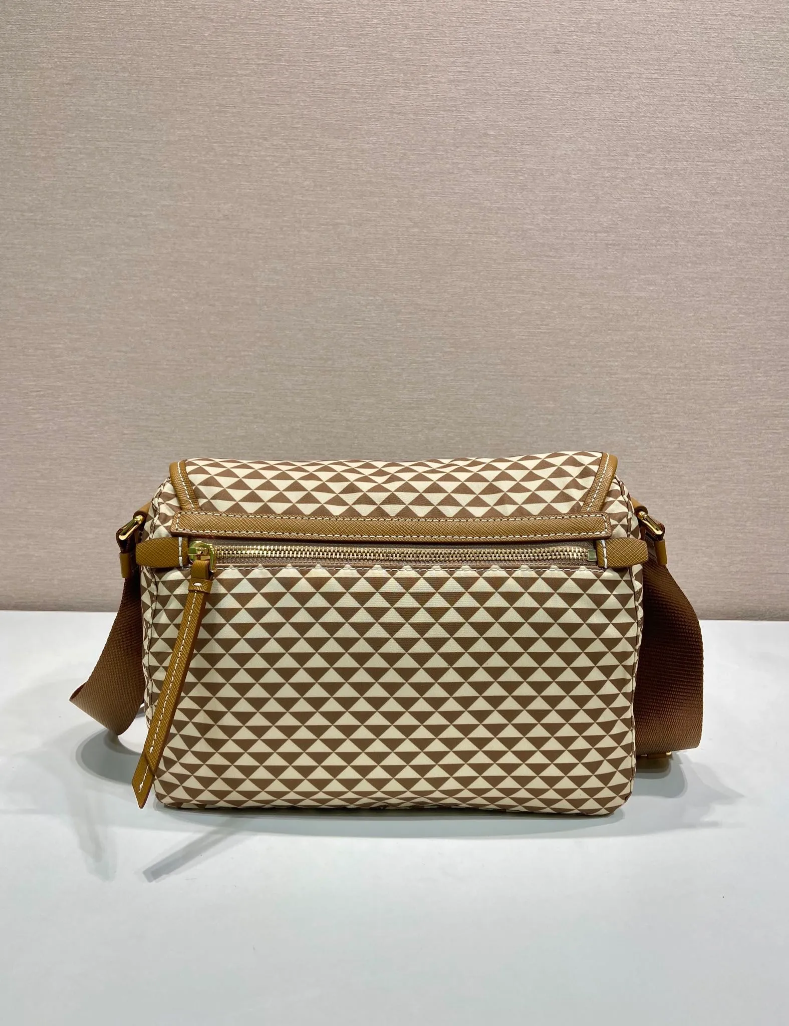 💰1320🎉New Symbole🎉1BD383 Messenger Bag🎉 This messenger bag is made of fabric-printed nylon fabric with cross-grain cowhide. The color is eye-catching, and the print on the bag is composed of classic triangles, which is very eye-catching and has a large space. She is so beautiful😘, beauties, hurry up and get it, it is a must-have in spring and summer👏👏 Length 25x height 19.5x base 11cm🎉🎉🎉💰💰💰