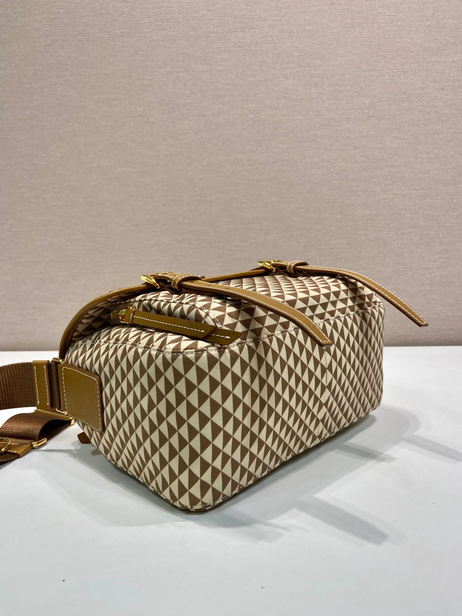 💰1320🎉New Symbole🎉1BD383 Messenger Bag🎉 This messenger bag is made of fabric-printed nylon fabric with cross-grain cowhide. The color is eye-catching, and the print on the bag is composed of classic triangles, which is very eye-catching and has a large space. She is so beautiful😘, beauties, hurry up and get it, it is a must-have in spring and summer👏👏 Length 25x height 19.5x base 11cm🎉🎉🎉💰💰💰