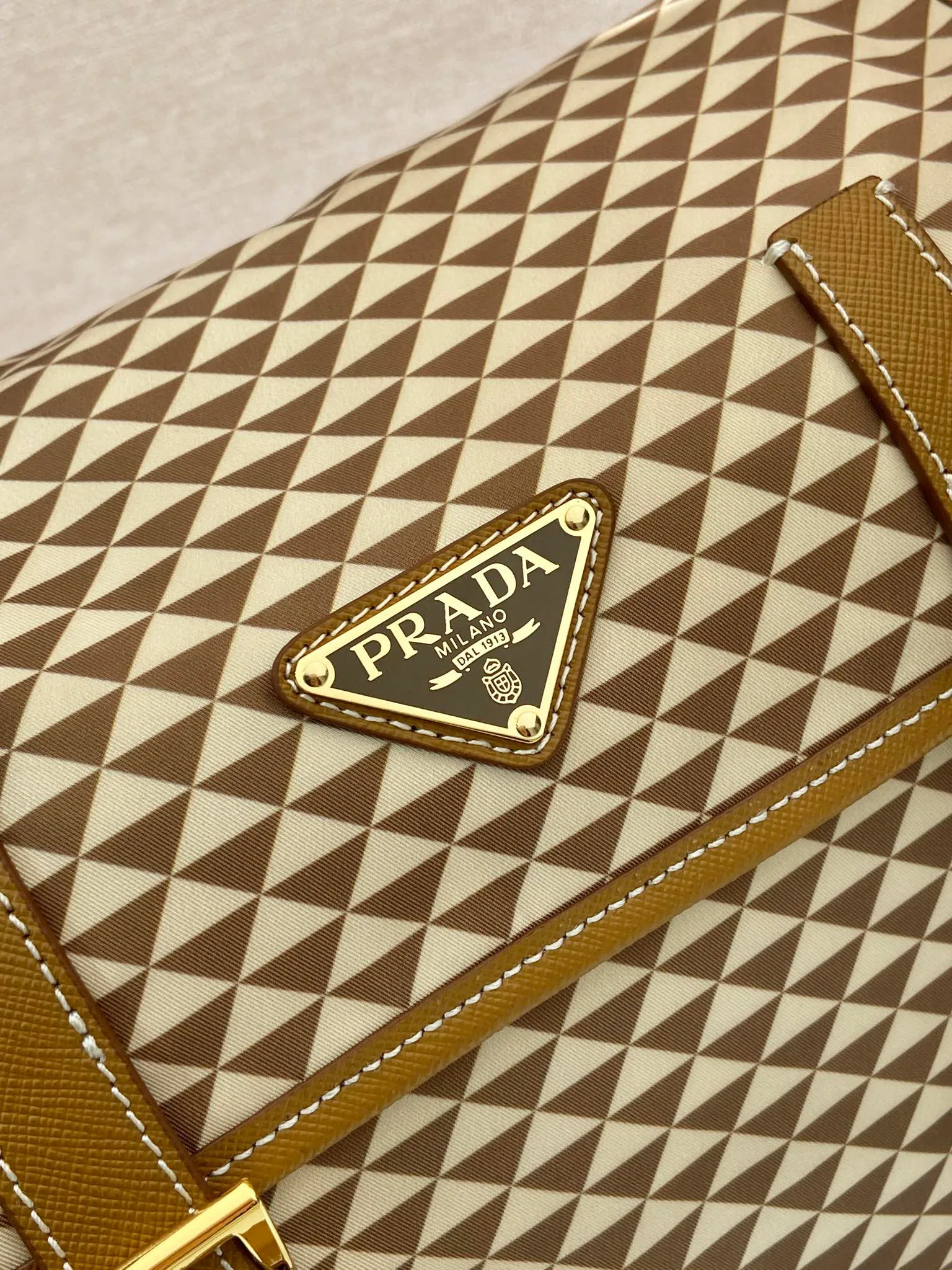💰1320🎉New Symbole🎉1BD383 Messenger Bag🎉 This messenger bag is made of fabric-printed nylon fabric with cross-grain cowhide. The color is eye-catching, and the print on the bag is composed of classic triangles, which is very eye-catching and has a large space. She is so beautiful😘, beauties, hurry up and get it, it is a must-have in spring and summer👏👏 Length 25x height 19.5x base 11cm🎉🎉🎉💰💰💰