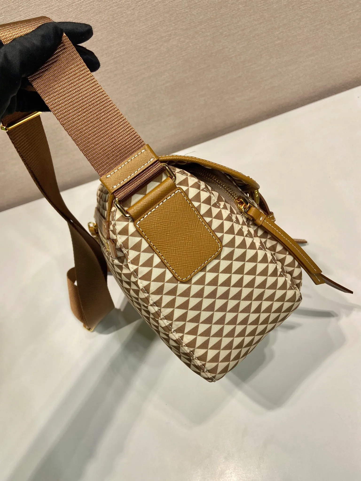 💰1320🎉New Symbole🎉1BD383 Messenger Bag🎉 This messenger bag is made of fabric-printed nylon fabric with cross-grain cowhide. The color is eye-catching, and the print on the bag is composed of classic triangles, which is very eye-catching and has a large space. She is so beautiful😘, beauties, hurry up and get it, it is a must-have in spring and summer👏👏 Length 25x height 19.5x base 11cm🎉🎉🎉💰💰💰