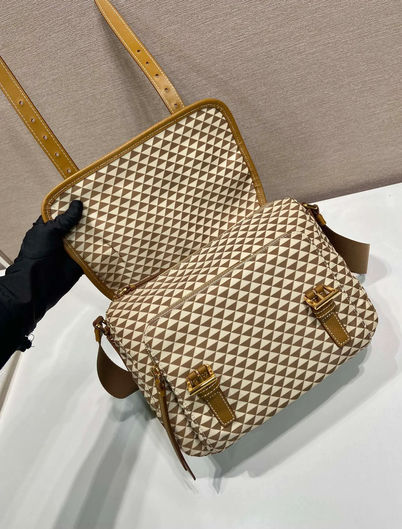 💰1320🎉New Symbole🎉1BD383 Messenger Bag🎉 This messenger bag is made of fabric-printed nylon fabric with cross-grain cowhide. The color is eye-catching, and the print on the bag is composed of classic triangles, which is very eye-catching and has a large space. She is so beautiful😘, beauties, hurry up and get it, it is a must-have in spring and summer👏👏 Length 25x height 19.5x base 11cm🎉🎉🎉💰💰💰