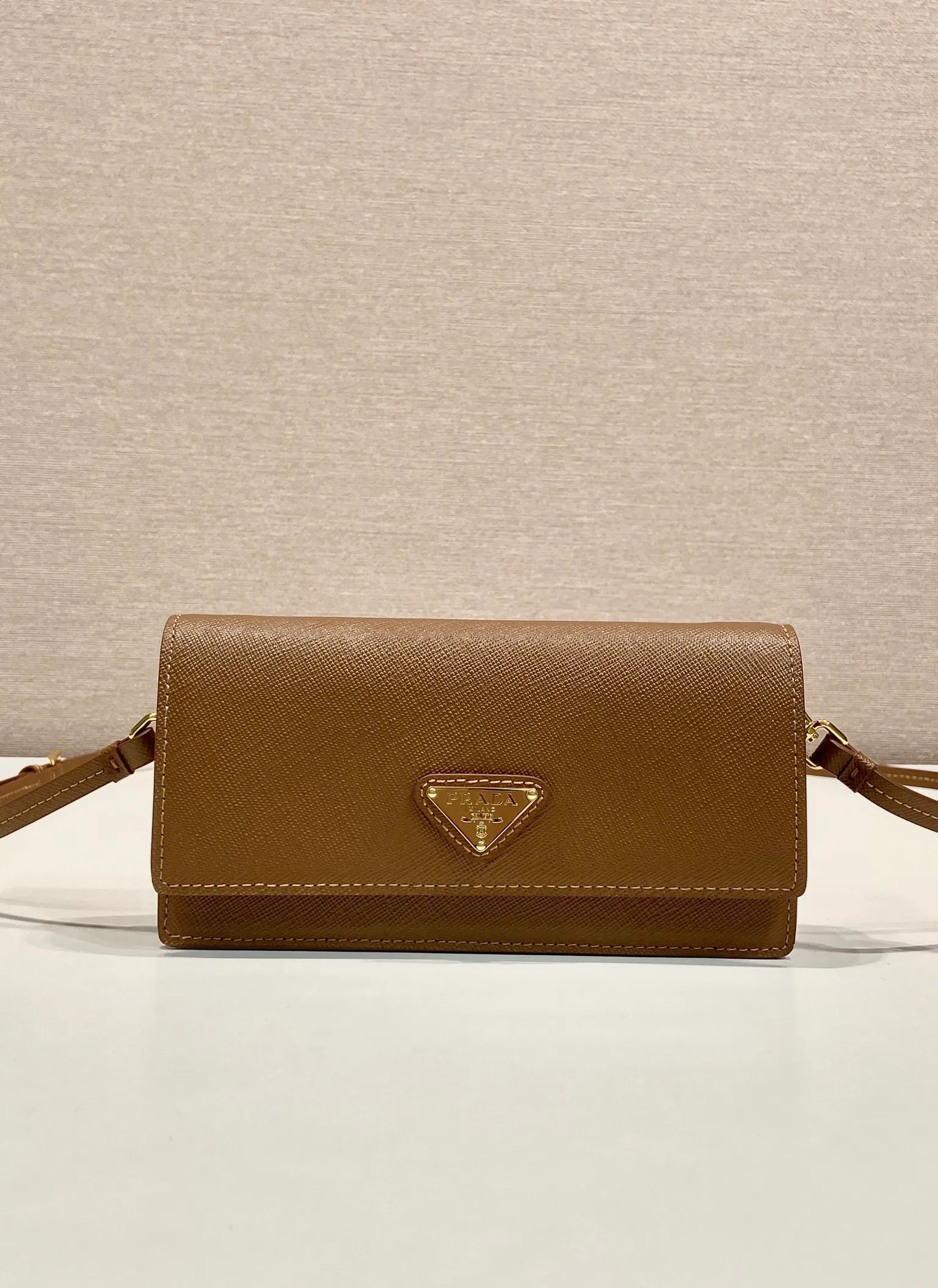💰780🎉New mini handbag🎉1NF059 mobile phone bag🎉🎉 This mini handbag is made of Saffiano leather material, with simple and elegant geometric shape and charm, and flip-top magnetic buckle design. Detachable and adjustable leather shoulder strap with internal clip. Also doubles as a handbag/wallet. It has strong functionality and is a popular style that will never go out of style. Baby, hurry up and get it🎉🎉 Length 18x Height 9.5x Bottom 3cm🎉🎉🎉💰💰💰