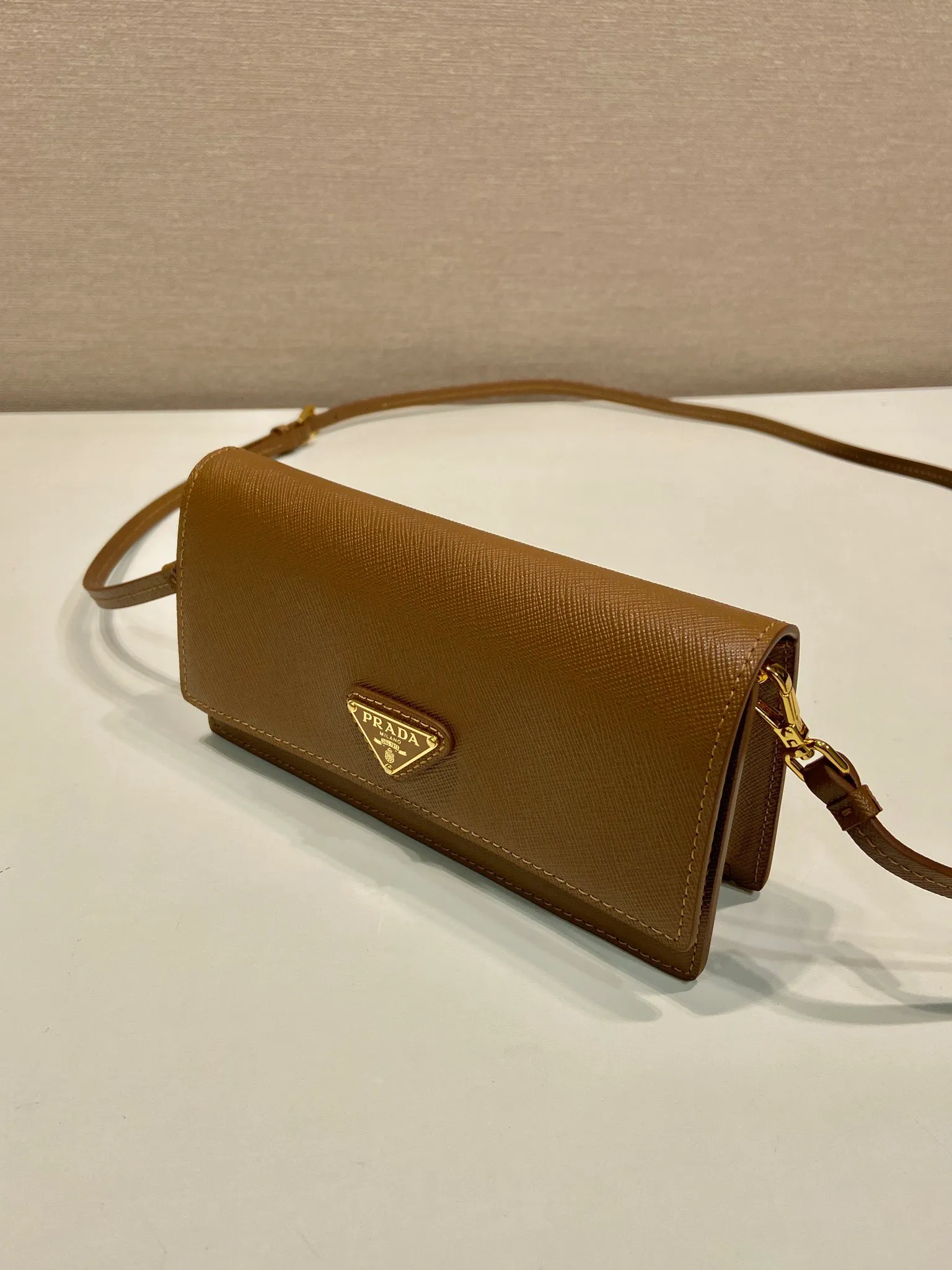 💰780🎉New mini handbag🎉1NF059 mobile phone bag🎉🎉 This mini handbag is made of Saffiano leather material, with simple and elegant geometric shape and charm, and flip-top magnetic buckle design. Detachable and adjustable leather shoulder strap with internal clip. Also doubles as a handbag/wallet. It has strong functionality and is a popular style that will never go out of style. Baby, hurry up and get it🎉🎉 Length 18x Height 9.5x Bottom 3cm🎉🎉🎉💰💰💰
