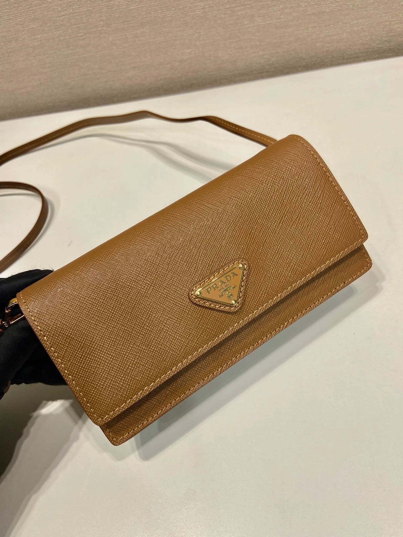 💰780🎉New mini handbag🎉1NF059 mobile phone bag🎉🎉 This mini handbag is made of Saffiano leather material, with simple and elegant geometric shape and charm, and flip-top magnetic buckle design. Detachable and adjustable leather shoulder strap with internal clip. Also doubles as a handbag/wallet. It has strong functionality and is a popular style that will never go out of style. Baby, hurry up and get it🎉🎉 Length 18x Height 9.5x Bottom 3cm🎉🎉🎉💰💰💰