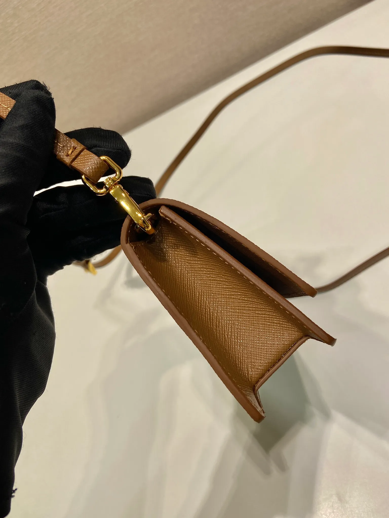 💰780🎉New mini handbag🎉1NF059 mobile phone bag🎉🎉 This mini handbag is made of Saffiano leather material, with simple and elegant geometric shape and charm, and flip-top magnetic buckle design. Detachable and adjustable leather shoulder strap with internal clip. Also doubles as a handbag/wallet. It has strong functionality and is a popular style that will never go out of style. Baby, hurry up and get it🎉🎉 Length 18x Height 9.5x Bottom 3cm🎉🎉🎉💰💰💰