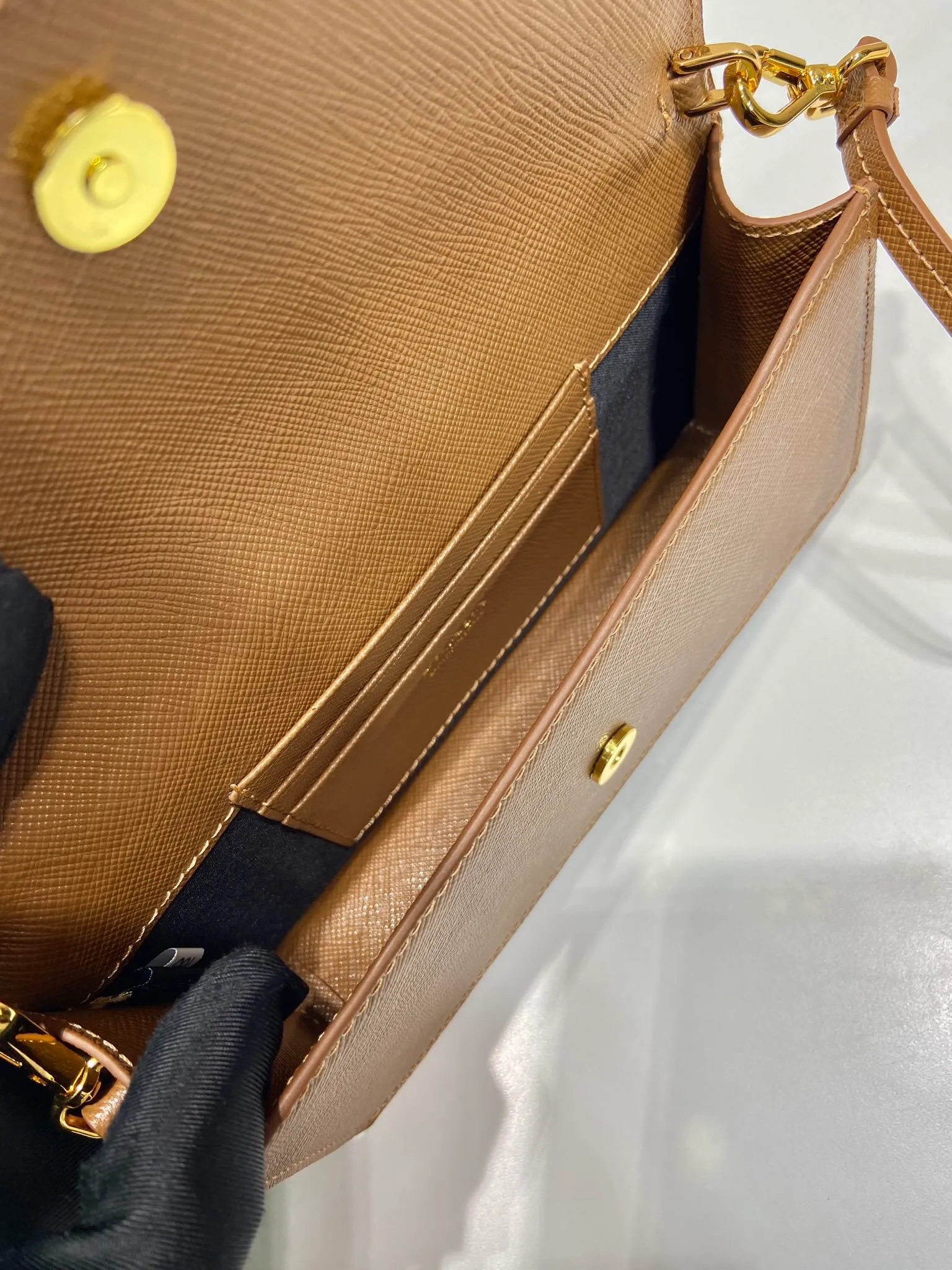 💰780🎉New mini handbag🎉1NF059 mobile phone bag🎉🎉 This mini handbag is made of Saffiano leather material, with simple and elegant geometric shape and charm, and flip-top magnetic buckle design. Detachable and adjustable leather shoulder strap with internal clip. Also doubles as a handbag/wallet. It has strong functionality and is a popular style that will never go out of style. Baby, hurry up and get it🎉🎉 Length 18x Height 9.5x Bottom 3cm🎉🎉🎉💰💰💰
