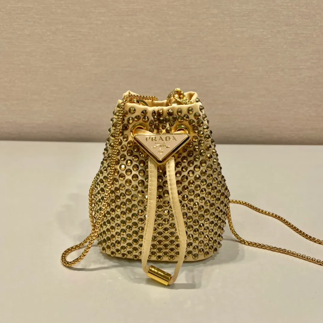 💰920🎉Crystal mini bucket🎉1BD016🎉🎉 This mini bucket is made of a combination of imported imitation crystal and satin materials, with an enamel-coated metal triangle logo decorative opening and closing design. Metal iron can be spanned diagonally. So cute😍, the effect of bling bling is very eye-catching, so cute and cool, don’t you feel excited😙😙, beauties. Get it now. So beautiful and cute😋😋 Length 10x height 12x base 7cm🎉🎉🎉👏👏👏