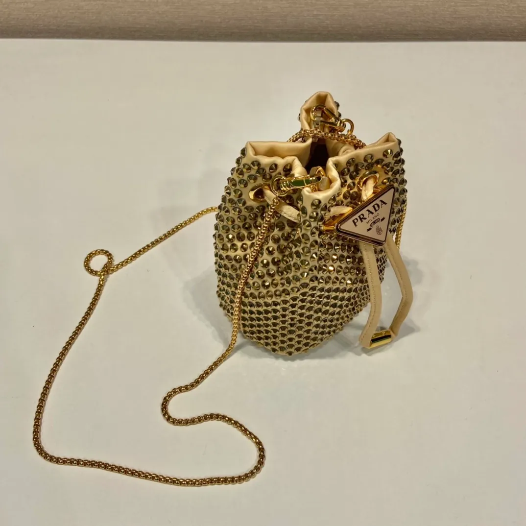 💰920🎉Crystal mini bucket🎉1BD016🎉🎉 This mini bucket is made of a combination of imported imitation crystal and satin materials, with an enamel-coated metal triangle logo decorative opening and closing design. Metal iron can be spanned diagonally. So cute😍, the effect of bling bling is very eye-catching, so cute and cool, don’t you feel excited😙😙, beauties. Get it now. So beautiful and cute😋😋 Length 10x height 12x base 7cm🎉🎉🎉👏👏👏