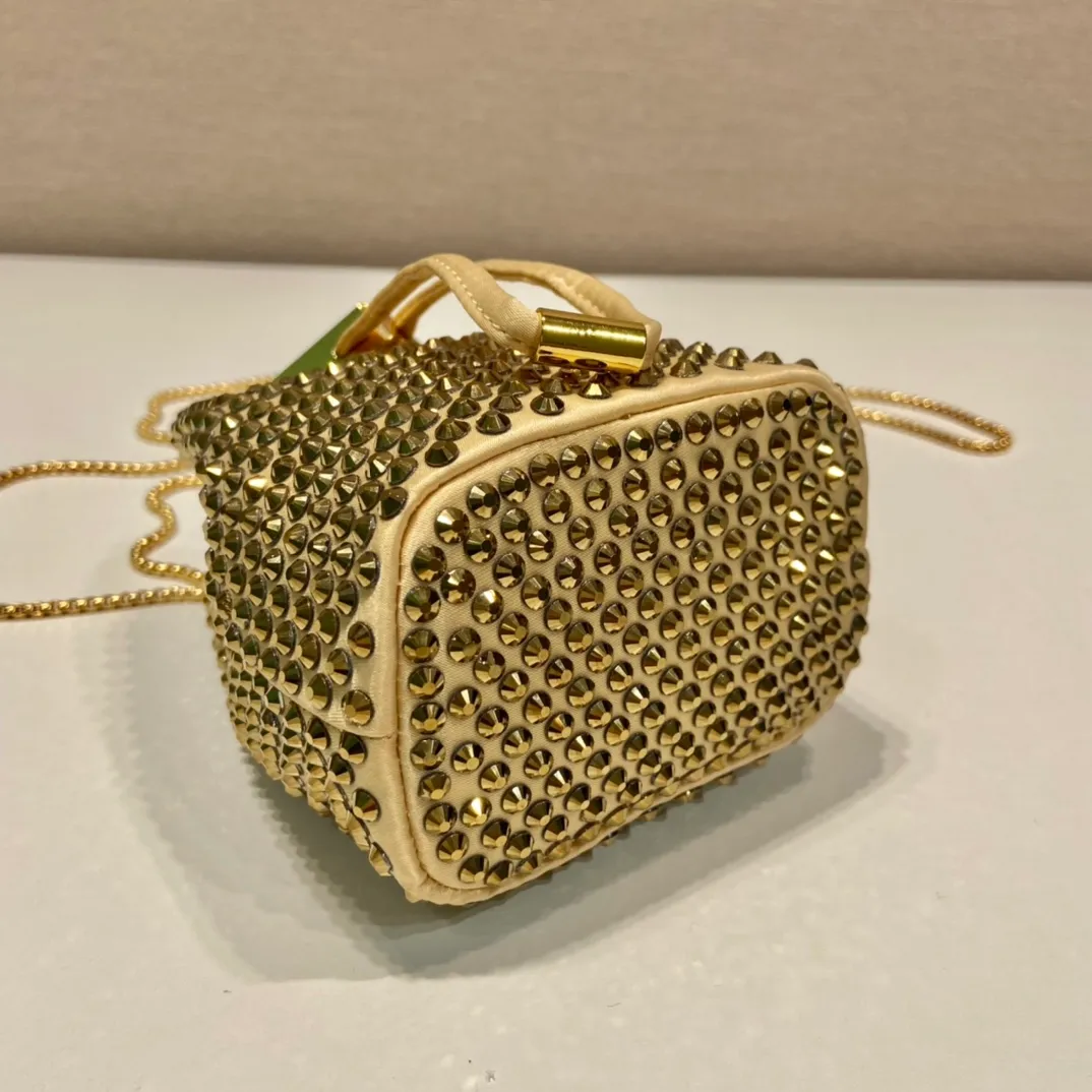 💰920🎉Crystal mini bucket🎉1BD016🎉🎉 This mini bucket is made of a combination of imported imitation crystal and satin materials, with an enamel-coated metal triangle logo decorative opening and closing design. Metal iron can be spanned diagonally. So cute😍, the effect of bling bling is very eye-catching, so cute and cool, don’t you feel excited😙😙, beauties. Get it now. So beautiful and cute😋😋 Length 10x height 12x base 7cm🎉🎉🎉👏👏👏