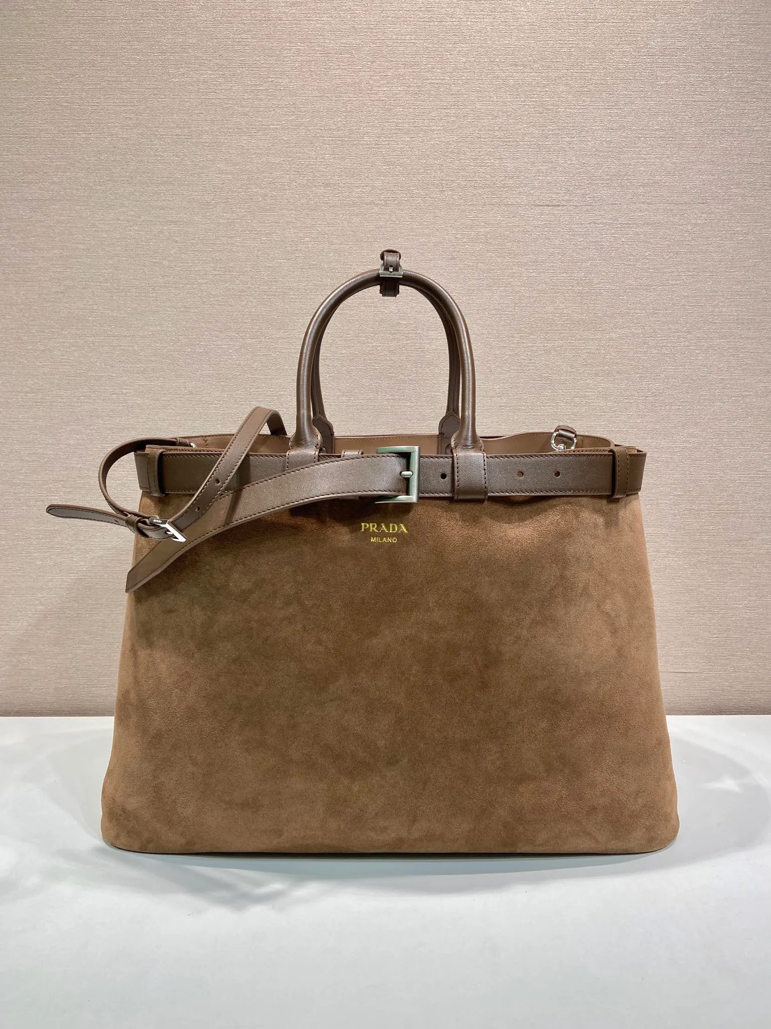 💰2200🎉New men's bag🎉1BG126 extra large suede leather🎉🎉 This handbag is made of imported frosted cowhide. The interior is equipped with imported soft sheepskin, a three-layer design, and a detachable/adjustable long shoulder strap. It has a modern and simple style and incorporates exquisite and delicate details. Simple and elegant, fashionable and practical, it is an eternal hit. Babies, the extra large size 48cm you have longed for has arrived😘 Hurry up and get it🎉🎉 Length 48x Height 34x Bottom 18cm🎉🎉🎉👏👏👏
