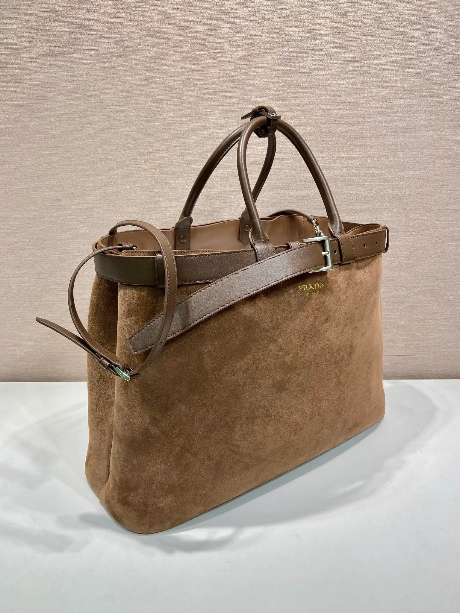 💰2200🎉New men's bag🎉1BG126 extra large suede leather🎉🎉 This handbag is made of imported frosted cowhide. The interior is equipped with imported soft sheepskin, a three-layer design, and a detachable/adjustable long shoulder strap. It has a modern and simple style and incorporates exquisite and delicate details. Simple and elegant, fashionable and practical, it is an eternal hit. Babies, the extra large size 48cm you have longed for has arrived😘 Hurry up and get it🎉🎉 Length 48x Height 34x Bottom 18cm🎉🎉🎉👏👏👏