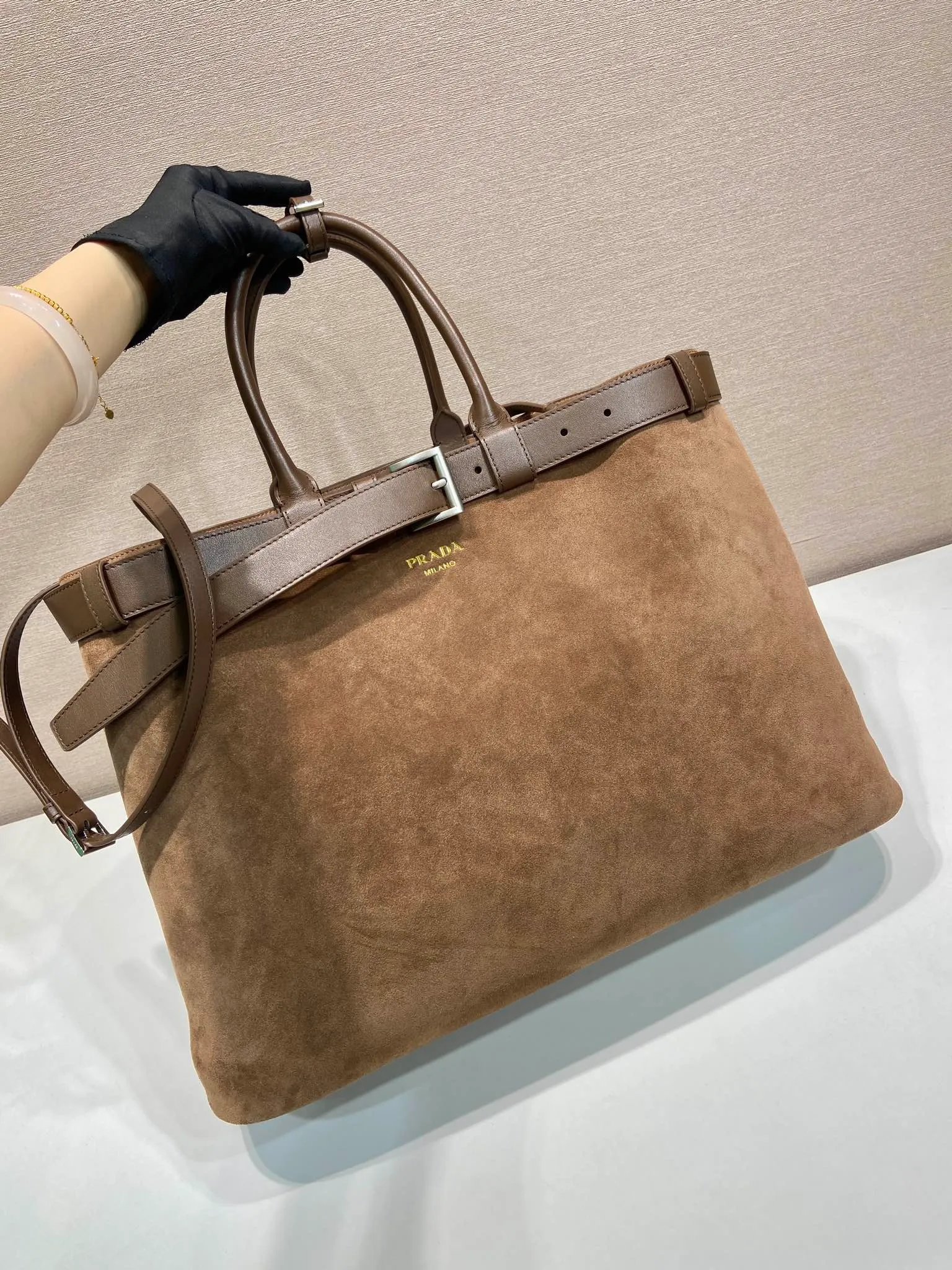 💰2200🎉New men's bag🎉1BG126 extra large suede leather🎉🎉 This handbag is made of imported frosted cowhide. The interior is equipped with imported soft sheepskin, a three-layer design, and a detachable/adjustable long shoulder strap. It has a modern and simple style and incorporates exquisite and delicate details. Simple and elegant, fashionable and practical, it is an eternal hit. Babies, the extra large size 48cm you have longed for has arrived😘 Hurry up and get it🎉🎉 Length 48x Height 34x Bottom 18cm🎉🎉🎉👏👏👏