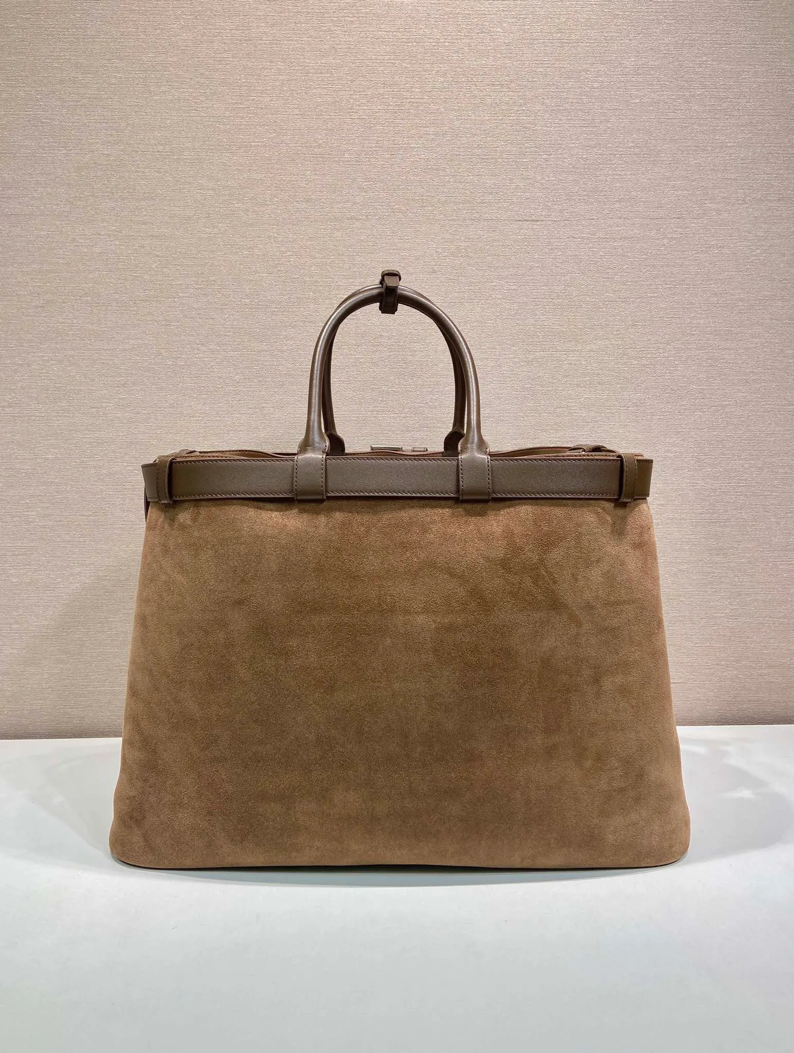 💰2200🎉New men's bag🎉1BG126 extra large suede leather🎉🎉 This handbag is made of imported frosted cowhide. The interior is equipped with imported soft sheepskin, a three-layer design, and a detachable/adjustable long shoulder strap. It has a modern and simple style and incorporates exquisite and delicate details. Simple and elegant, fashionable and practical, it is an eternal hit. Babies, the extra large size 48cm you have longed for has arrived😘 Hurry up and get it🎉🎉 Length 48x Height 34x Bottom 18cm🎉🎉🎉👏👏👏