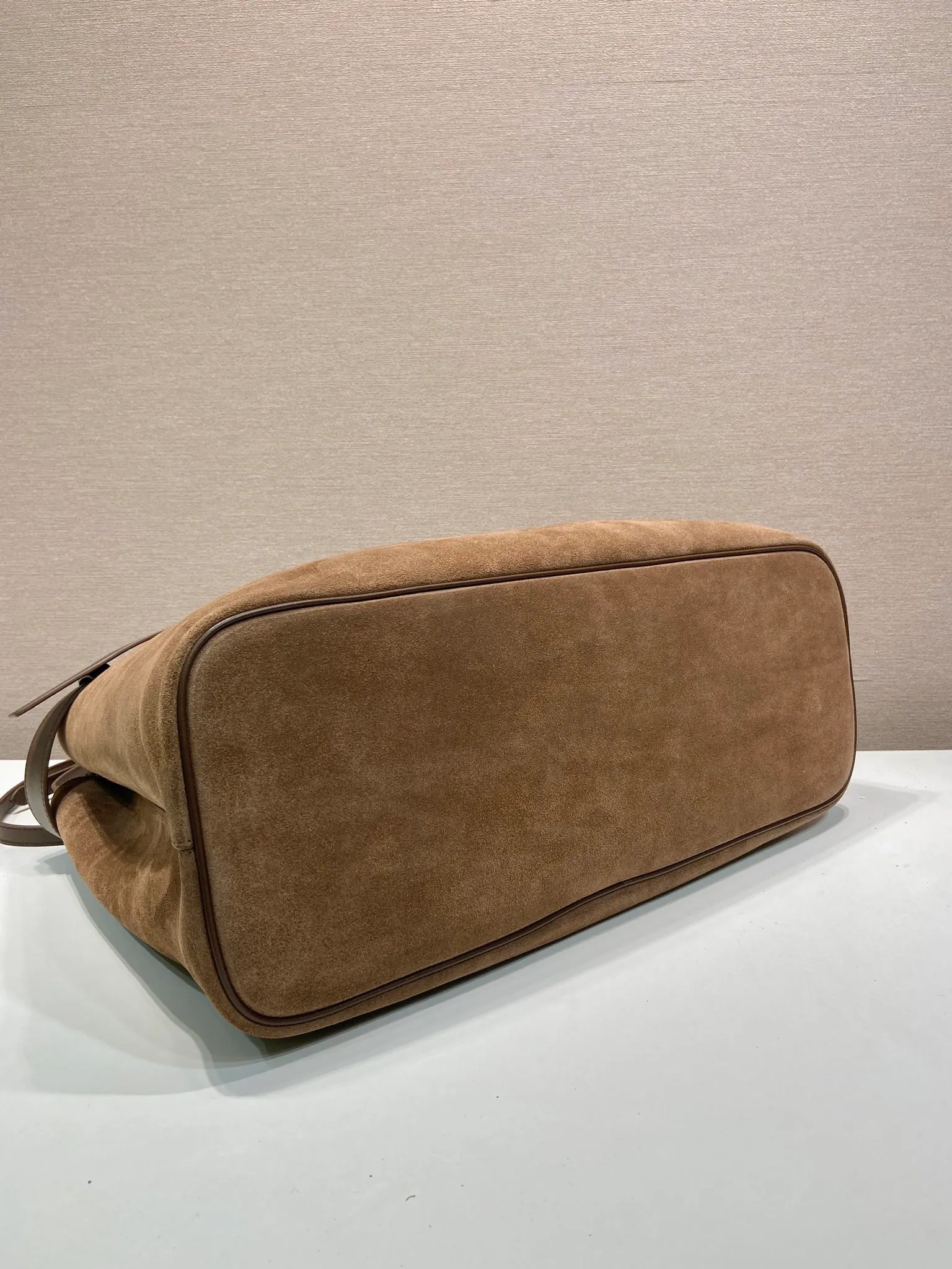 💰2200🎉New men's bag🎉1BG126 extra large suede leather🎉🎉 This handbag is made of imported frosted cowhide. The interior is equipped with imported soft sheepskin, a three-layer design, and a detachable/adjustable long shoulder strap. It has a modern and simple style and incorporates exquisite and delicate details. Simple and elegant, fashionable and practical, it is an eternal hit. Babies, the extra large size 48cm you have longed for has arrived😘 Hurry up and get it🎉🎉 Length 48x Height 34x Bottom 18cm🎉🎉🎉👏👏👏