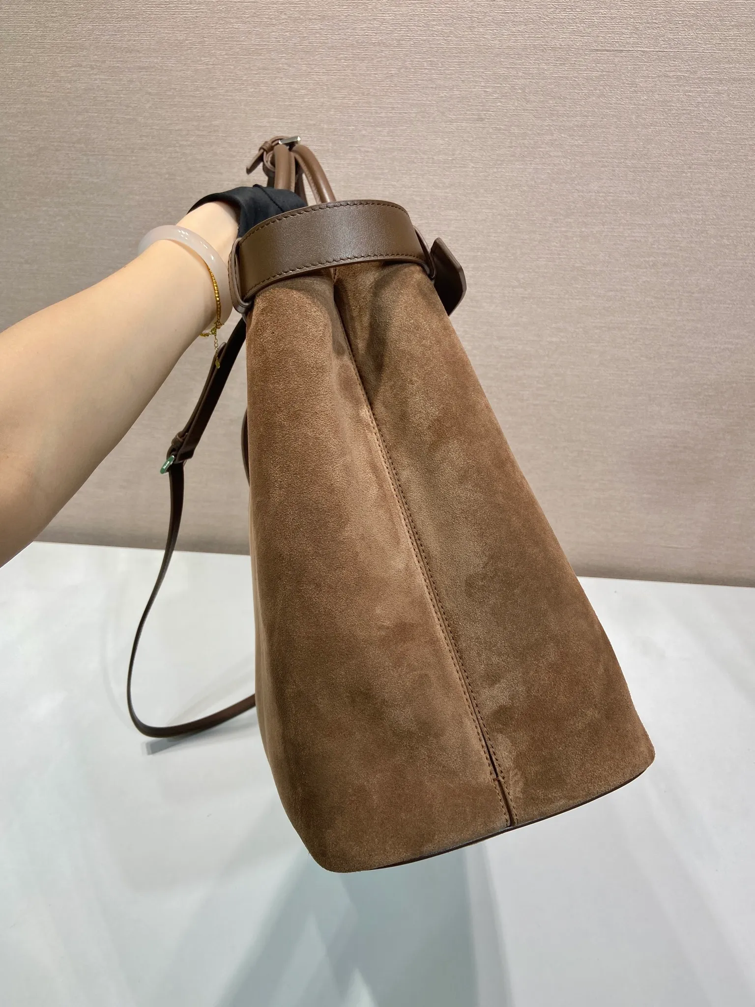 💰2200🎉New men's bag🎉1BG126 extra large suede leather🎉🎉 This handbag is made of imported frosted cowhide. The interior is equipped with imported soft sheepskin, a three-layer design, and a detachable/adjustable long shoulder strap. It has a modern and simple style and incorporates exquisite and delicate details. Simple and elegant, fashionable and practical, it is an eternal hit. Babies, the extra large size 48cm you have longed for has arrived😘 Hurry up and get it🎉🎉 Length 48x Height 34x Bottom 18cm🎉🎉🎉👏👏👏