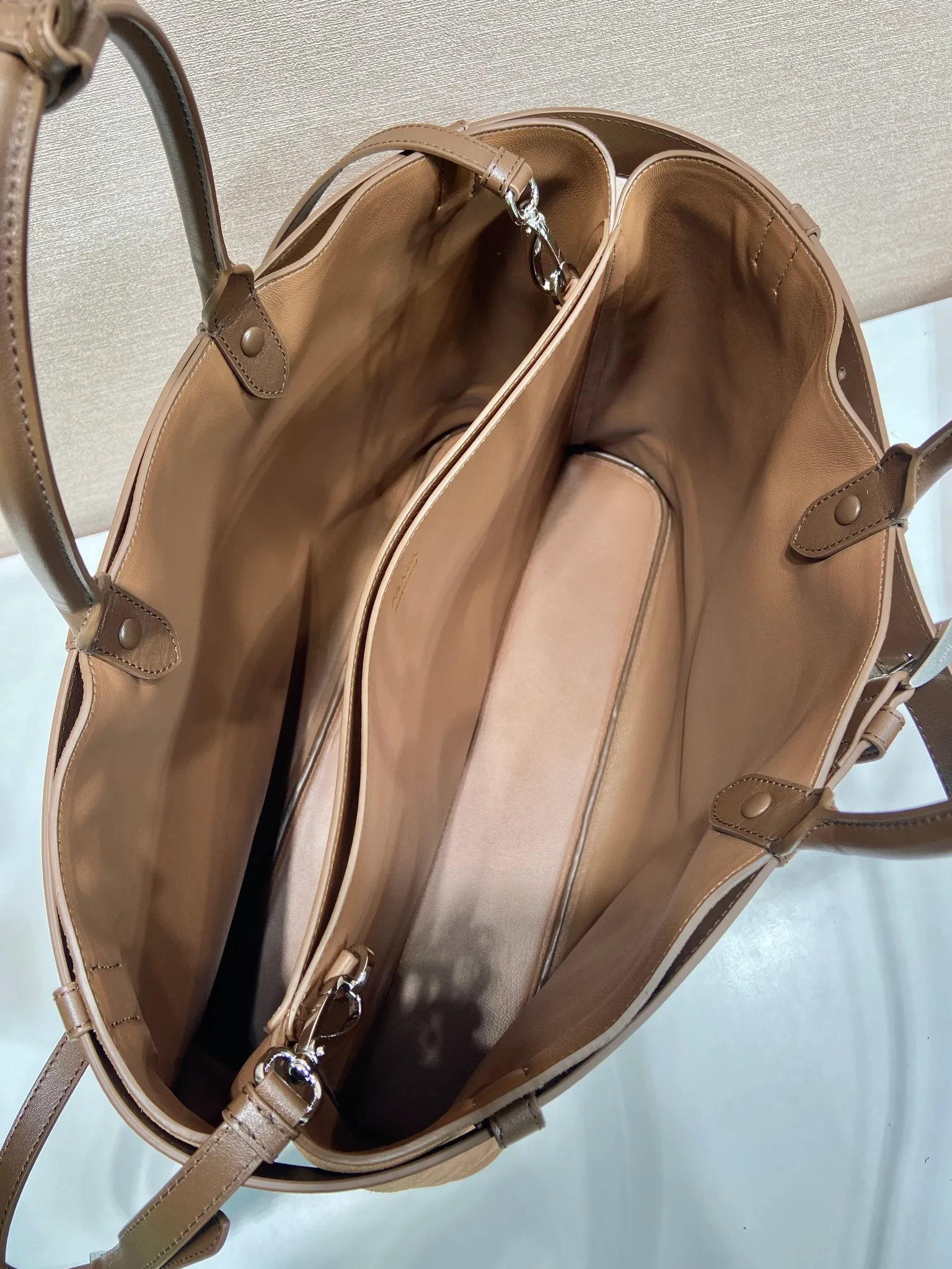 💰2200🎉New men's bag🎉1BG126 extra large suede leather🎉🎉 This handbag is made of imported frosted cowhide. The interior is equipped with imported soft sheepskin, a three-layer design, and a detachable/adjustable long shoulder strap. It has a modern and simple style and incorporates exquisite and delicate details. Simple and elegant, fashionable and practical, it is an eternal hit. Babies, the extra large size 48cm you have longed for has arrived😘 Hurry up and get it🎉🎉 Length 48x Height 34x Bottom 18cm🎉🎉🎉👏👏👏