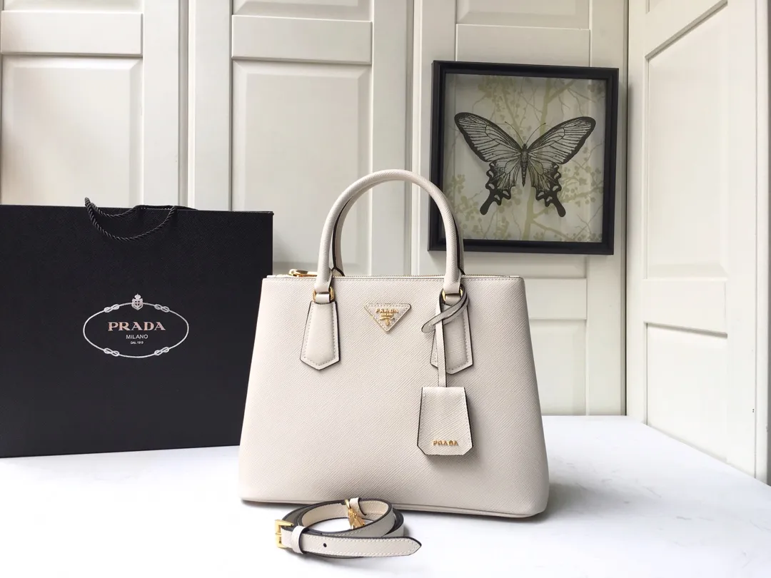 💰2040🎉1BA232 hot model🎉, original item👍👍 Made of imported Saffiano leather material, double leather handles, detachable and adjustable leather shoulder straps, and two zipper pockets on the outside. This Galleria handbag has a classic and timeless design. It is the most iconic classic hot style, a favorite of ladies😘, length 31X height 22.5x bottom 13.5cm