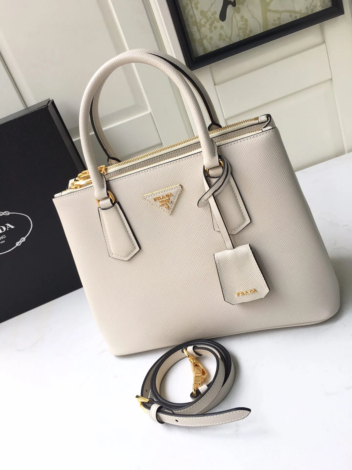 💰2040🎉1BA232 hot model🎉, original item👍👍 Made of imported Saffiano leather material, double leather handles, detachable and adjustable leather shoulder straps, and two zipper pockets on the outside. This Galleria handbag has a classic and timeless design. It is the most iconic classic hot style, a favorite of ladies😘, length 31X height 22.5x bottom 13.5cm