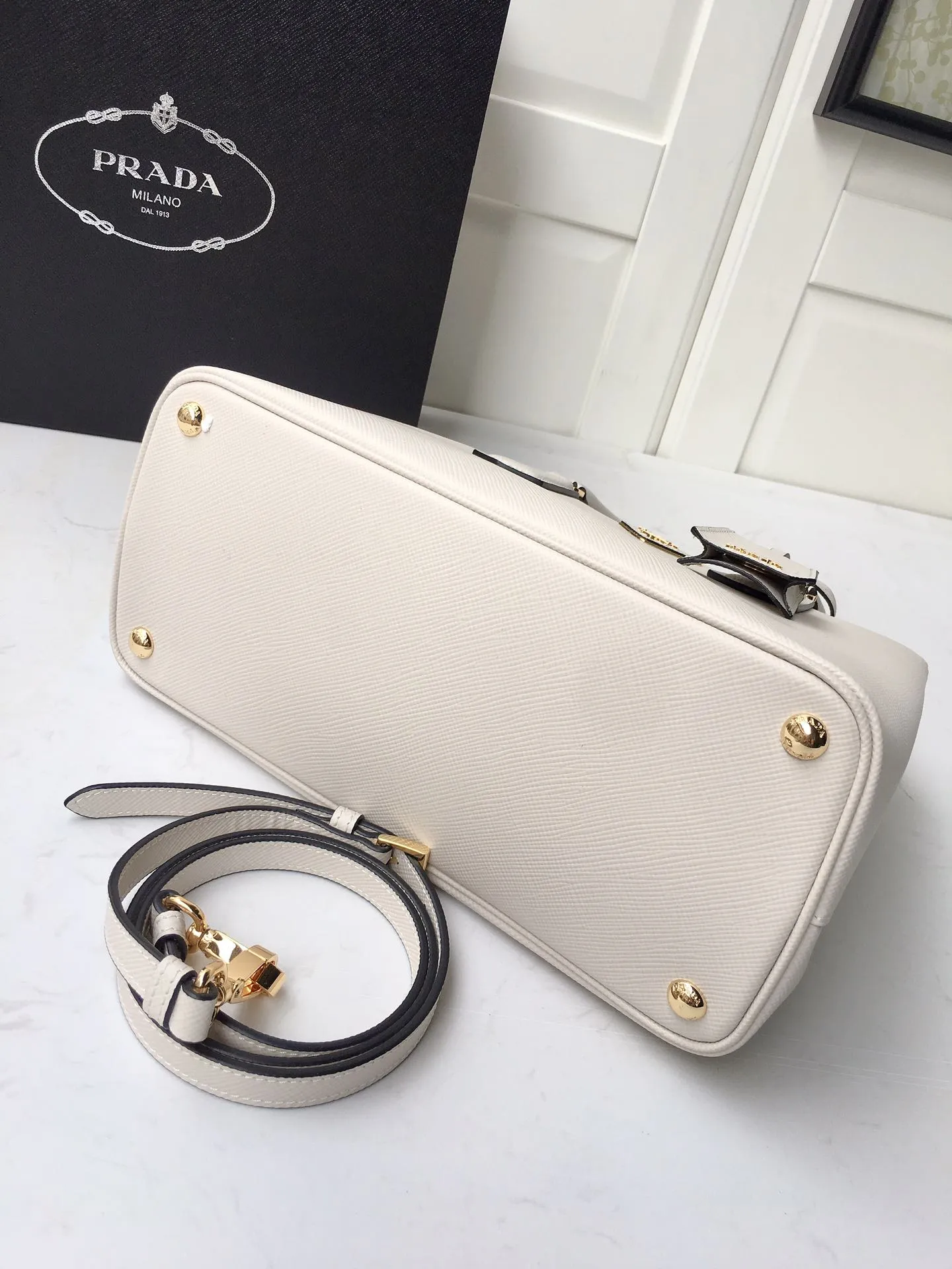 💰2040🎉1BA232 hot model🎉, original item👍👍 Made of imported Saffiano leather material, double leather handles, detachable and adjustable leather shoulder straps, and two zipper pockets on the outside. This Galleria handbag has a classic and timeless design. It is the most iconic classic hot style, a favorite of ladies😘, length 31X height 22.5x bottom 13.5cm
