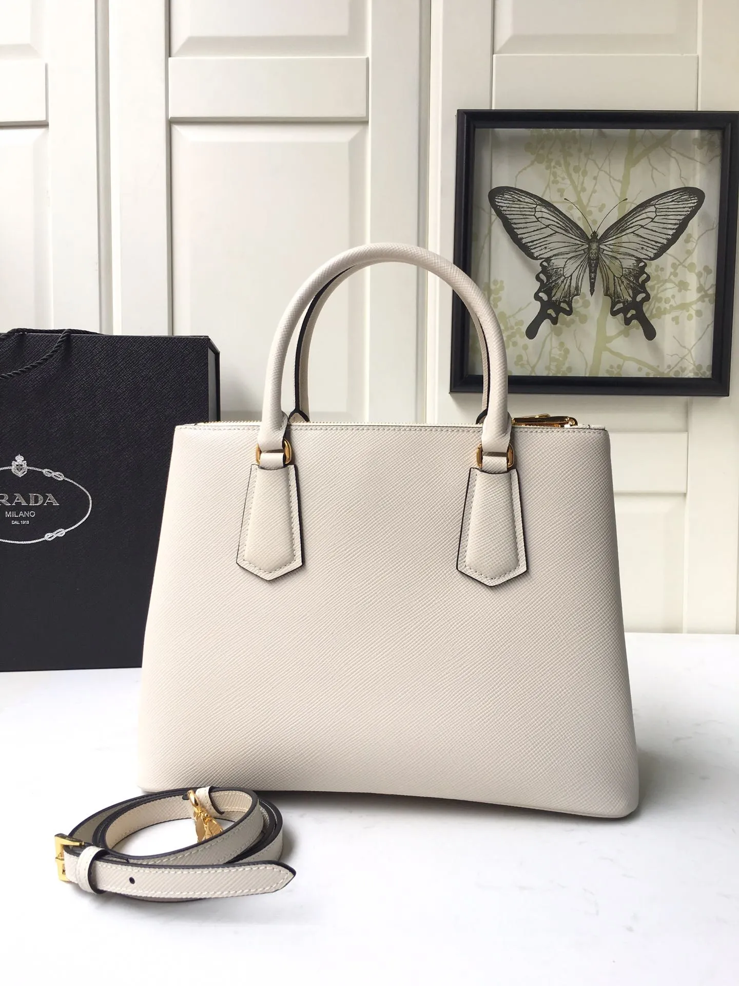 💰2040🎉1BA232 hot model🎉, original item👍👍 Made of imported Saffiano leather material, double leather handles, detachable and adjustable leather shoulder straps, and two zipper pockets on the outside. This Galleria handbag has a classic and timeless design. It is the most iconic classic hot style, a favorite of ladies😘, length 31X height 22.5x bottom 13.5cm