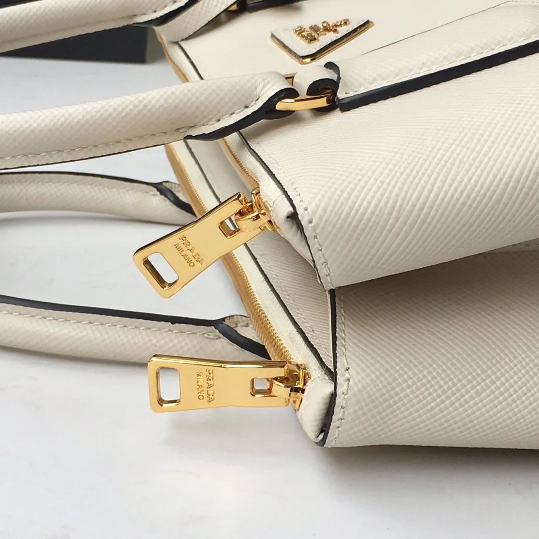 💰2040🎉1BA232 hot model🎉, original item👍👍 Made of imported Saffiano leather material, double leather handles, detachable and adjustable leather shoulder straps, and two zipper pockets on the outside. This Galleria handbag has a classic and timeless design. It is the most iconic classic hot style, a favorite of ladies😘, length 31X height 22.5x bottom 13.5cm