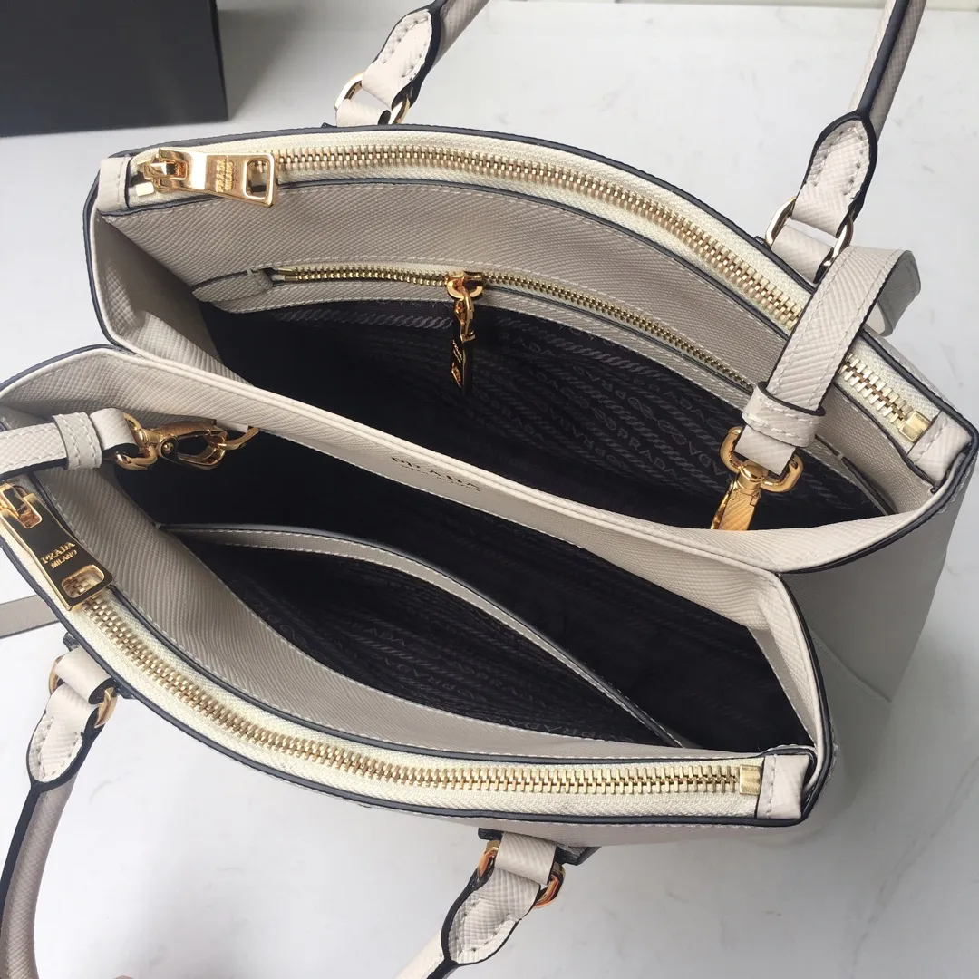 💰2040🎉1BA232 hot model🎉, original item👍👍 Made of imported Saffiano leather material, double leather handles, detachable and adjustable leather shoulder straps, and two zipper pockets on the outside. This Galleria handbag has a classic and timeless design. It is the most iconic classic hot style, a favorite of ladies😘, length 31X height 22.5x bottom 13.5cm
