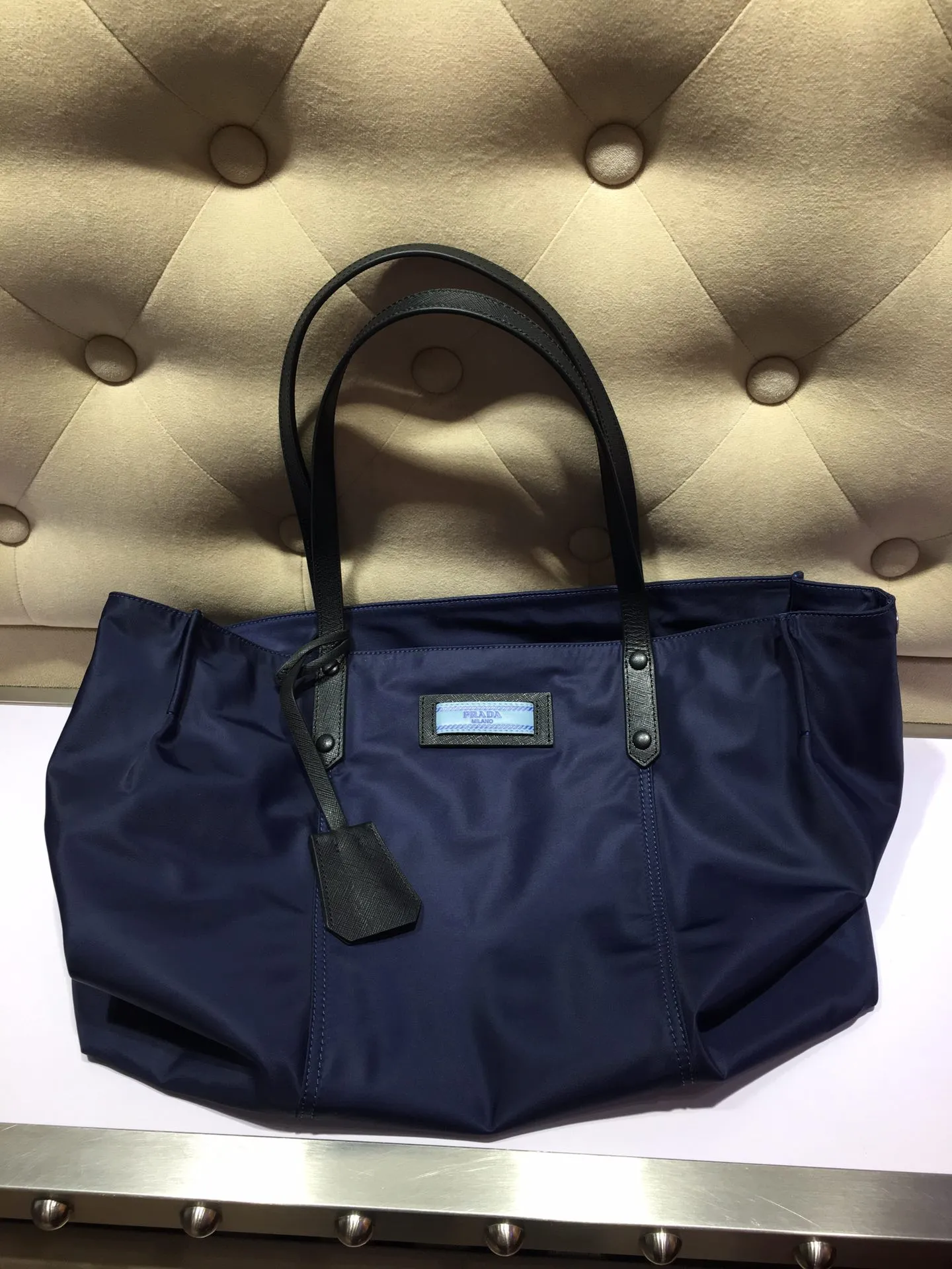 💰920P Jiachu’s new shopping bag 1BG184, original item, exclusive first release🤙🤙Made of imported nylon material, calfskin trim, leather double handles, contrasting leather logo, two zipper inner pockets, contrasting nylon lining. 165 OEM code. Lightweight and practical, ladies, hurry up and get it🙋🏻🙋🏻Length 40x Height 34x Bottom 16cm.💪🏾💪🏾💪🏾💰💰