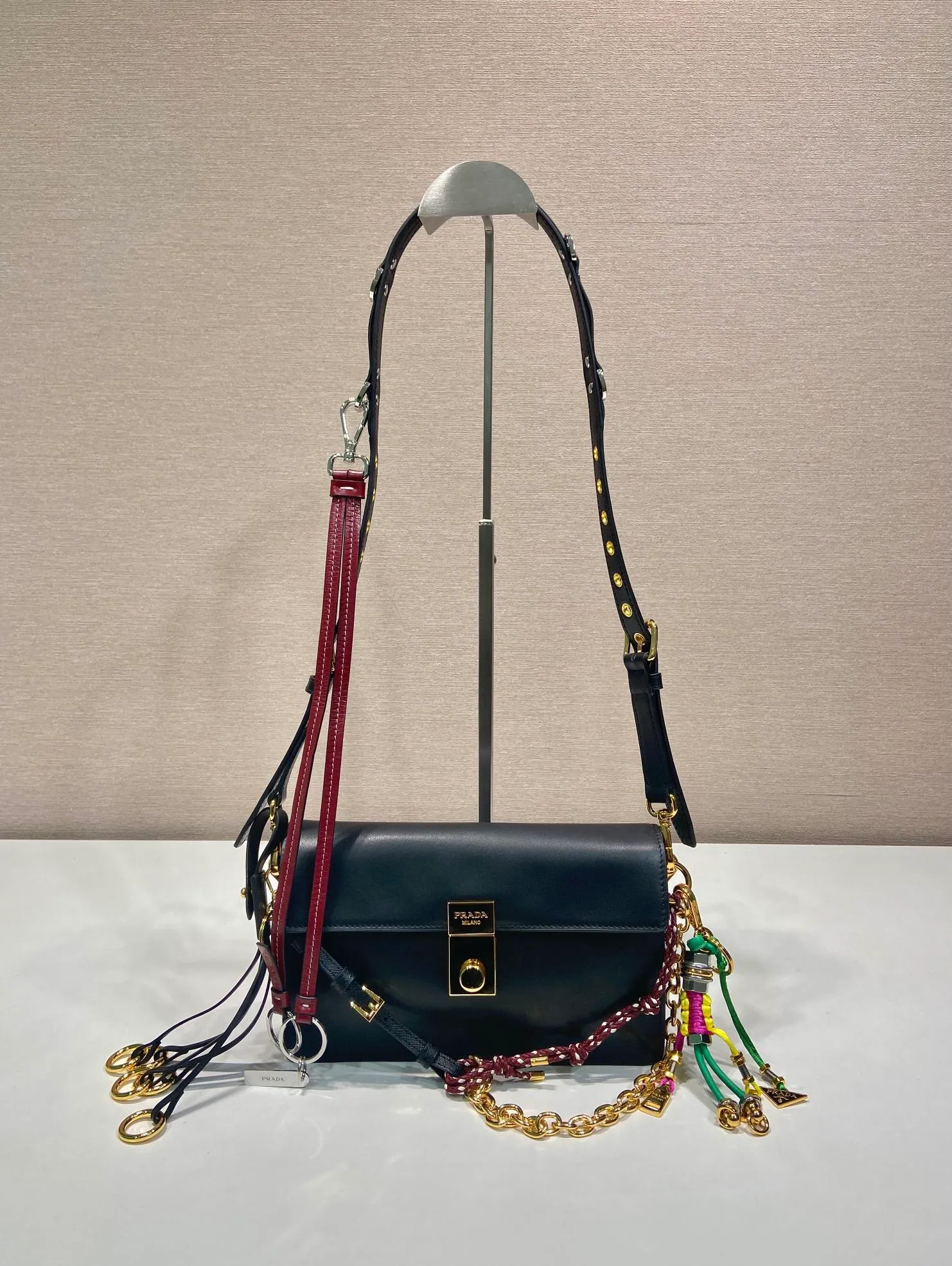 💰1700🎉Punk Style🎉1BD379 Small🎉🎉 This new Soft Sound handbag is made of soft leather inside/outside, with ample space, chic and versatile. One-shoulder style with two compartments and gold-tone hardware. What I love the most is the detachable pendant as the finishing touch😘to show the diverse and fashionable style. The upper body effect is so classy, ​​I love it😘, it’s another popular model for internet celebrities, babies, hurry up and get it🎉🎉 Length 24 height 13.5x bottom 6cm