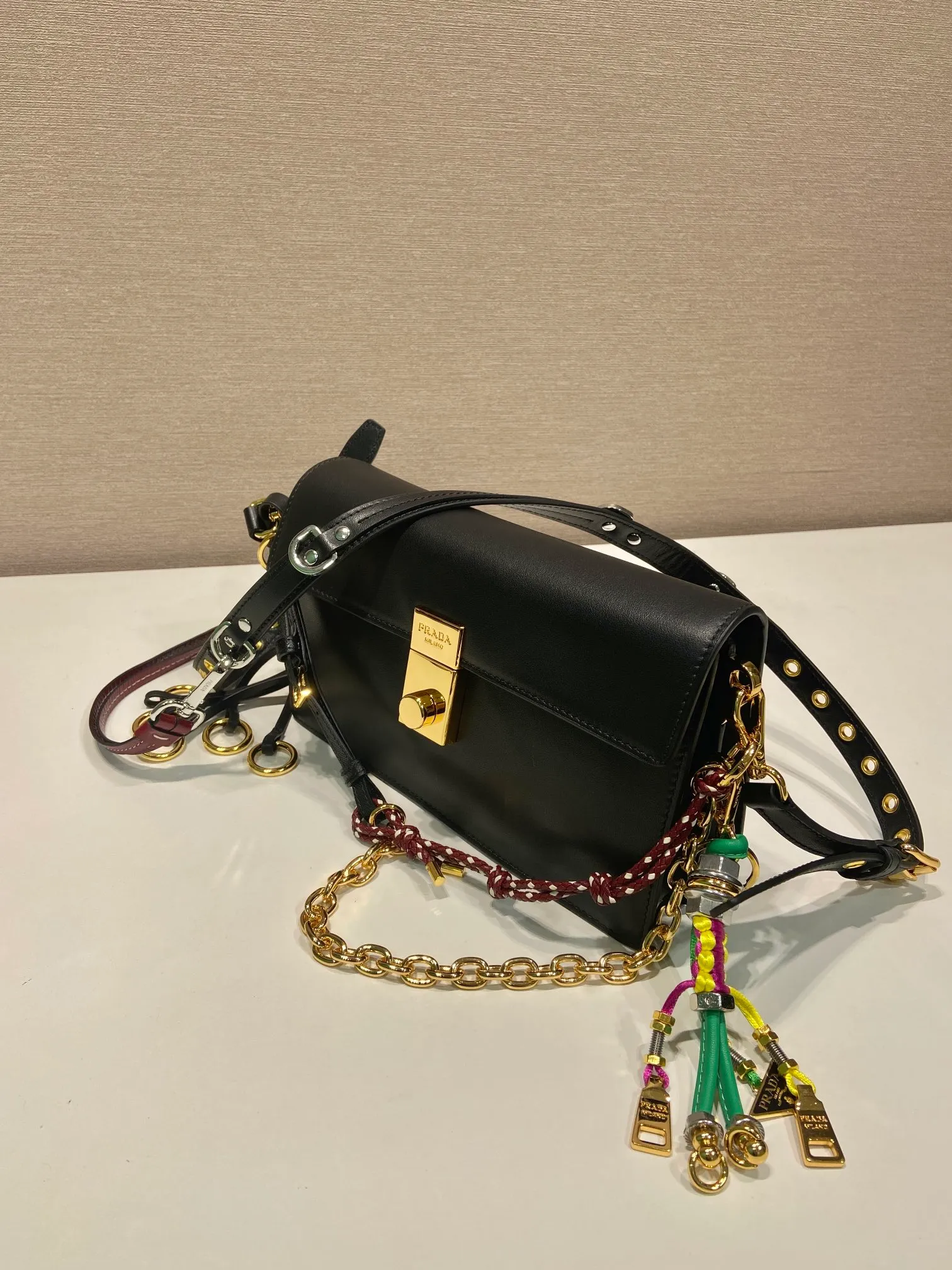💰1700🎉Punk Style🎉1BD379 Small🎉🎉 This new Soft Sound handbag is made of soft leather inside/outside, with ample space, chic and versatile. One-shoulder style with two compartments and gold-tone hardware. What I love the most is the detachable pendant as the finishing touch😘to show the diverse and fashionable style. The upper body effect is so classy, ​​I love it😘, it’s another popular model for internet celebrities, babies, hurry up and get it🎉🎉 Length 24 height 13.5x bottom 6cm