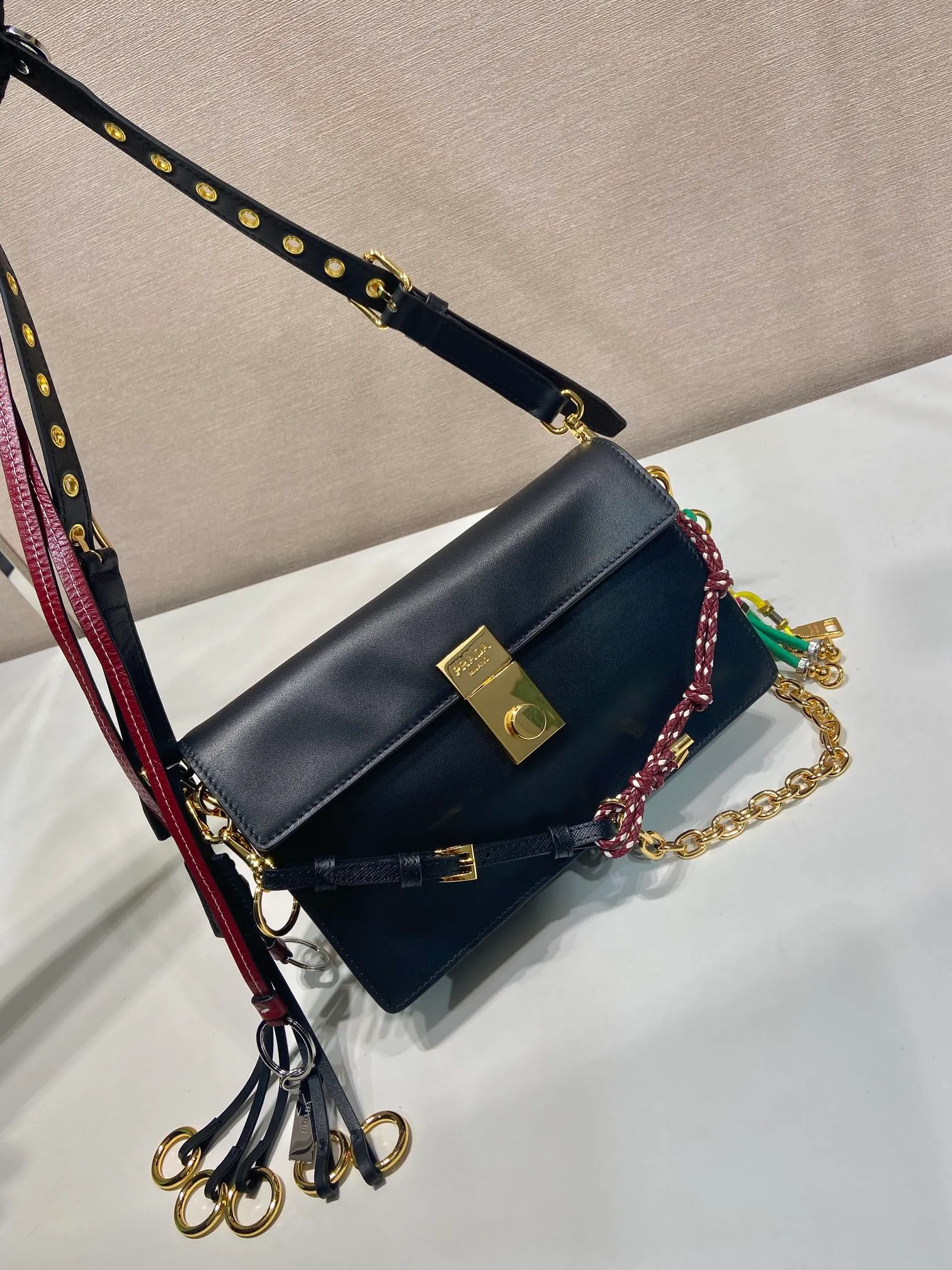 💰1700🎉Punk Style🎉1BD379 Small🎉🎉 This new Soft Sound handbag is made of soft leather inside/outside, with ample space, chic and versatile. One-shoulder style with two compartments and gold-tone hardware. What I love the most is the detachable pendant as the finishing touch😘to show the diverse and fashionable style. The upper body effect is so classy, ​​I love it😘, it’s another popular model for internet celebrities, babies, hurry up and get it🎉🎉 Length 24 height 13.5x bottom 6cm