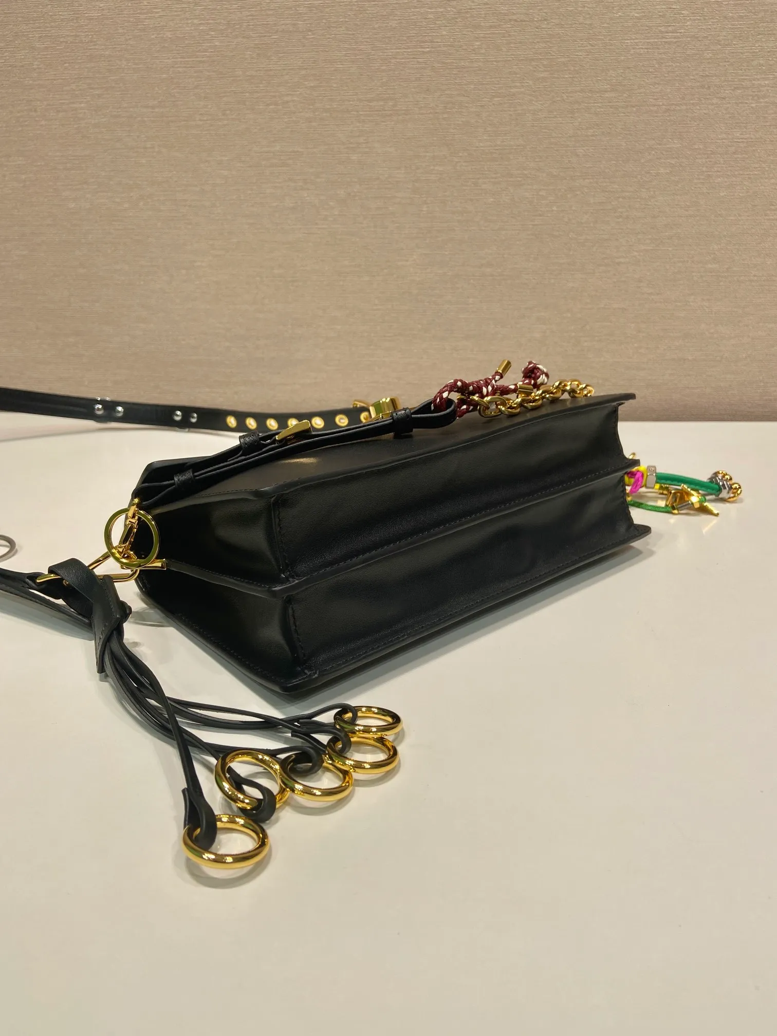 💰1700🎉Punk Style🎉1BD379 Small🎉🎉 This new Soft Sound handbag is made of soft leather inside/outside, with ample space, chic and versatile. One-shoulder style with two compartments and gold-tone hardware. What I love the most is the detachable pendant as the finishing touch😘to show the diverse and fashionable style. The upper body effect is so classy, ​​I love it😘, it’s another popular model for internet celebrities, babies, hurry up and get it🎉🎉 Length 24 height 13.5x bottom 6cm