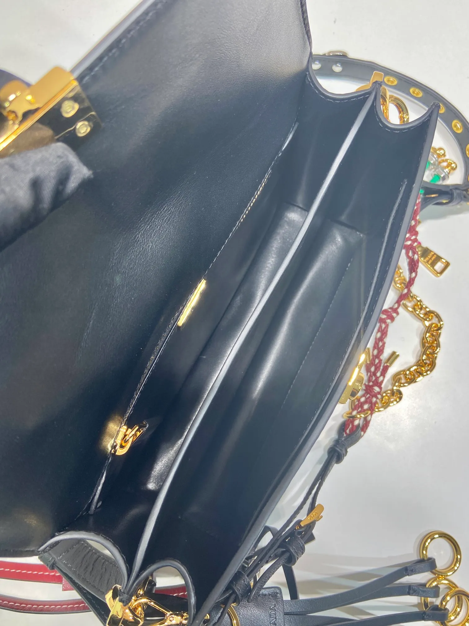 💰1700🎉Punk Style🎉1BD379 Small🎉🎉 This new Soft Sound handbag is made of soft leather inside/outside, with ample space, chic and versatile. One-shoulder style with two compartments and gold-tone hardware. What I love the most is the detachable pendant as the finishing touch😘to show the diverse and fashionable style. The upper body effect is so classy, ​​I love it😘, it’s another popular model for internet celebrities, babies, hurry up and get it🎉🎉 Length 24 height 13.5x bottom 6cm