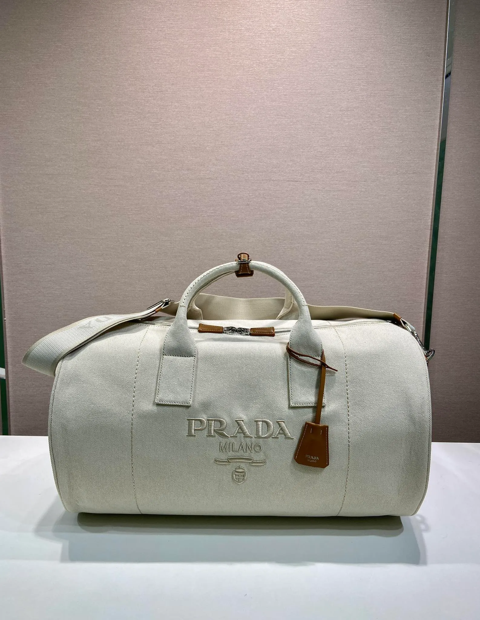💰1360🎉New travel bag🎉2VC051🎉👌 This canvas travel bag tells a sporty style with its lightweight design and exquisite leather details. Roomy and versatile, it features a detachable shoulder strap and a tonal embroidered logo for unique detailing. The upper body effect is fashionable and handsome, hurry up and get it🎉🎉 Length 53x Height 32x Bottom 32cm🎉🎉🎉💰💰💰