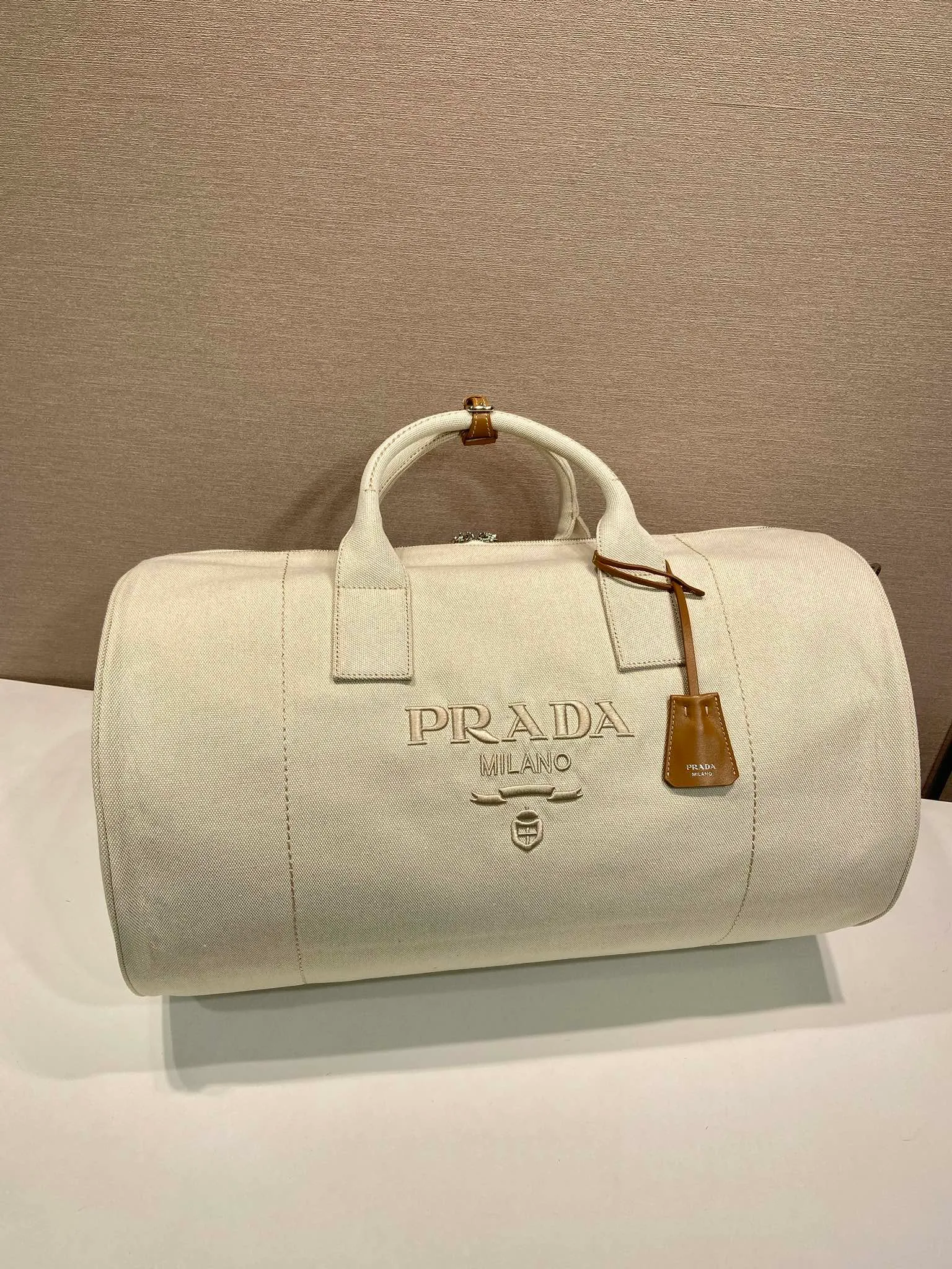 💰1360🎉New travel bag🎉2VC051🎉👌 This canvas travel bag tells a sporty style with its lightweight design and exquisite leather details. Roomy and versatile, it features a detachable shoulder strap and a tonal embroidered logo for unique detailing. The upper body effect is fashionable and handsome, hurry up and get it🎉🎉 Length 53x Height 32x Bottom 32cm🎉🎉🎉💰💰💰