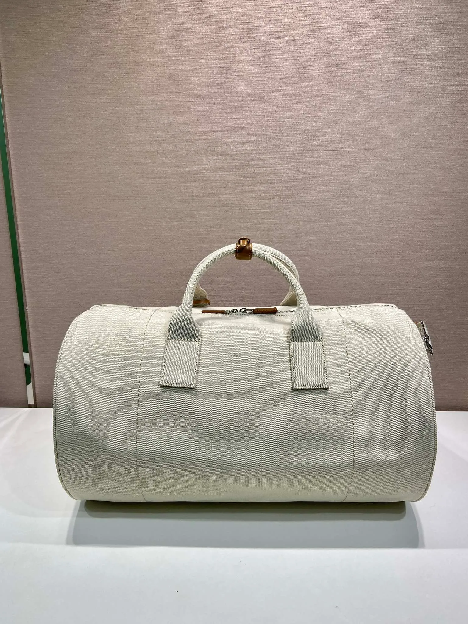 💰1360🎉New travel bag🎉2VC051🎉👌 This canvas travel bag tells a sporty style with its lightweight design and exquisite leather details. Roomy and versatile, it features a detachable shoulder strap and a tonal embroidered logo for unique detailing. The upper body effect is fashionable and handsome, hurry up and get it🎉🎉 Length 53x Height 32x Bottom 32cm🎉🎉🎉💰💰💰