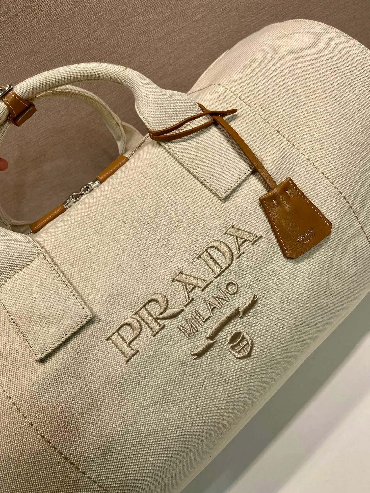 💰1360🎉New travel bag🎉2VC051🎉👌 This canvas travel bag tells a sporty style with its lightweight design and exquisite leather details. Roomy and versatile, it features a detachable shoulder strap and a tonal embroidered logo for unique detailing. The upper body effect is fashionable and handsome, hurry up and get it🎉🎉 Length 53x Height 32x Bottom 32cm🎉🎉🎉💰💰💰