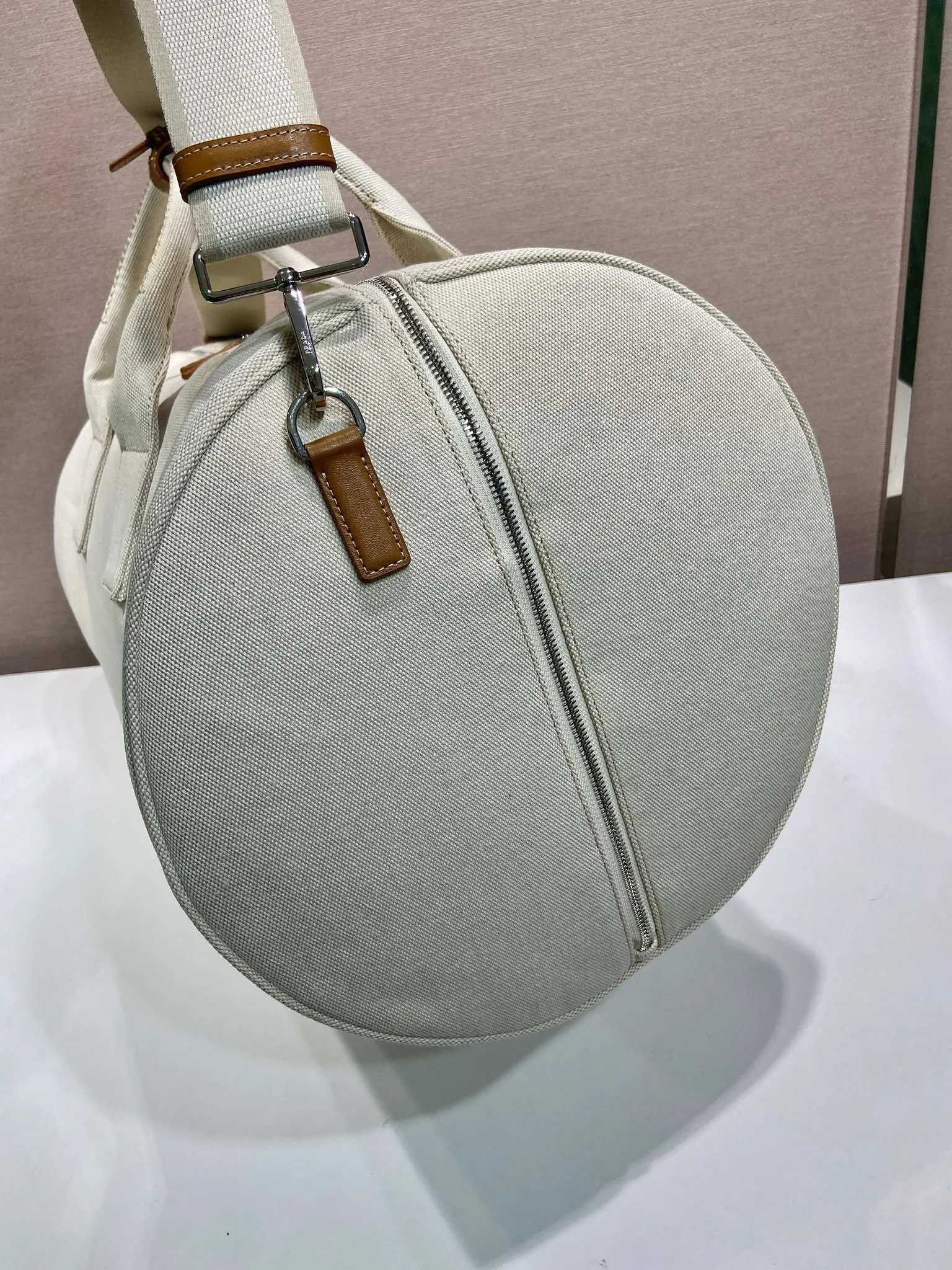 💰1360🎉New travel bag🎉2VC051🎉👌 This canvas travel bag tells a sporty style with its lightweight design and exquisite leather details. Roomy and versatile, it features a detachable shoulder strap and a tonal embroidered logo for unique detailing. The upper body effect is fashionable and handsome, hurry up and get it🎉🎉 Length 53x Height 32x Bottom 32cm🎉🎉🎉💰💰💰