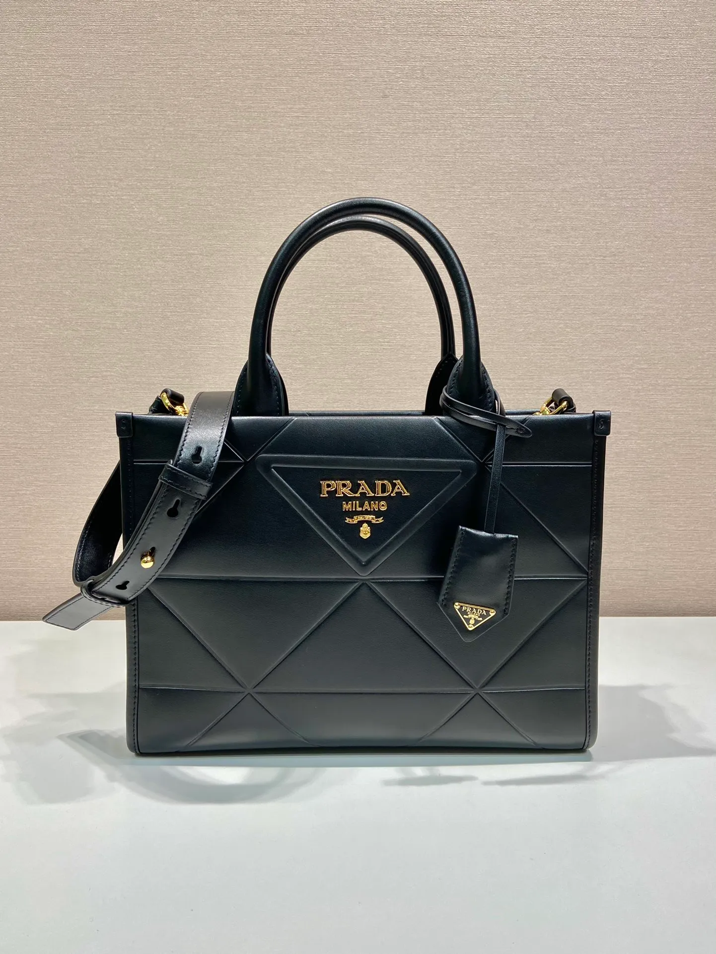 💰1800🎉 New Triangular Diamond Tote Bag 🎉 Tote Bag 🎉1BA379 Small/Long Shoulder Strap 🎉 This tote bag is made of imported calfskin, with a pure handmade triangular diamond design, and the mark is composed of an embossed triangle and a hardware mark. Interior compartment with zip pockets. Simple and elegant, full of fashion sense. Babies, hurry up and get started. 🎉🎉 Length 30x Height 23x Bottom 9cm🎉🎉🎉👏👏👏