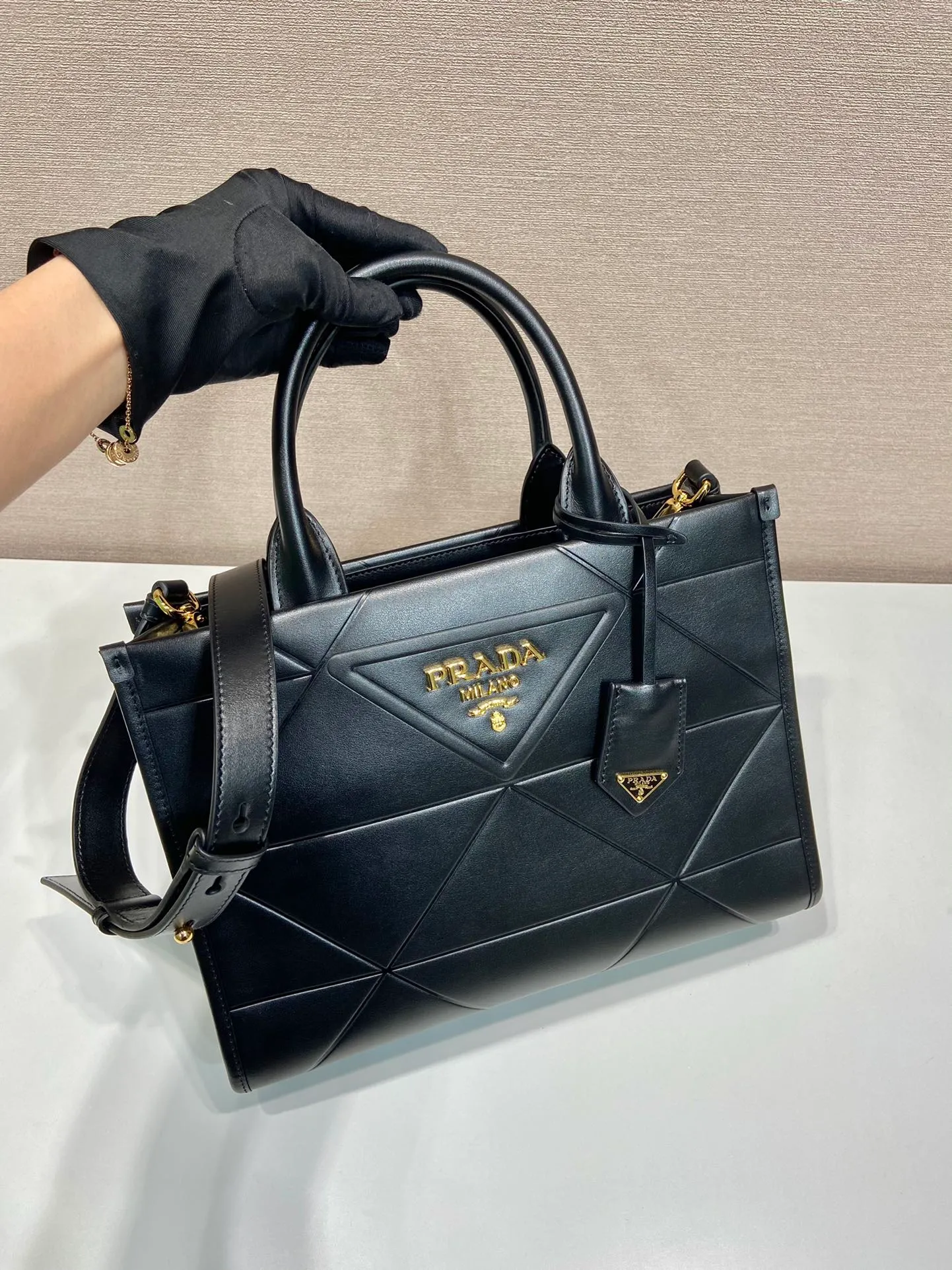 💰1800🎉 New Triangular Diamond Tote Bag 🎉 Tote Bag 🎉1BA379 Small/Long Shoulder Strap 🎉 This tote bag is made of imported calfskin, with a pure handmade triangular diamond design, and the mark is composed of an embossed triangle and a hardware mark. Interior compartment with zip pockets. Simple and elegant, full of fashion sense. Babies, hurry up and get started. 🎉🎉 Length 30x Height 23x Bottom 9cm🎉🎉🎉👏👏👏