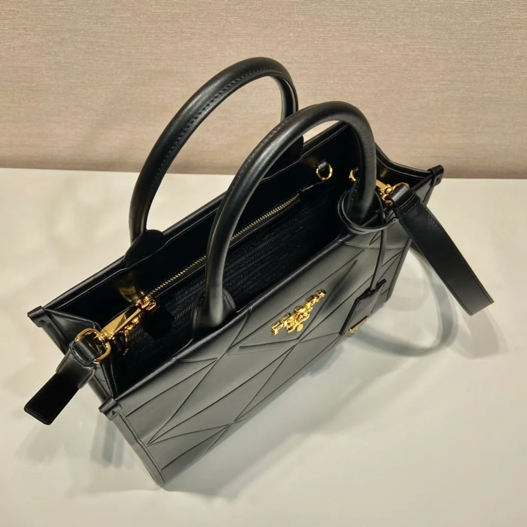 💰1800🎉 New Triangular Diamond Tote Bag 🎉 Tote Bag 🎉1BA379 Small/Long Shoulder Strap 🎉 This tote bag is made of imported calfskin, with a pure handmade triangular diamond design, and the mark is composed of an embossed triangle and a hardware mark. Interior compartment with zip pockets. Simple and elegant, full of fashion sense. Babies, hurry up and get started. 🎉🎉 Length 30x Height 23x Bottom 9cm🎉🎉🎉👏👏👏