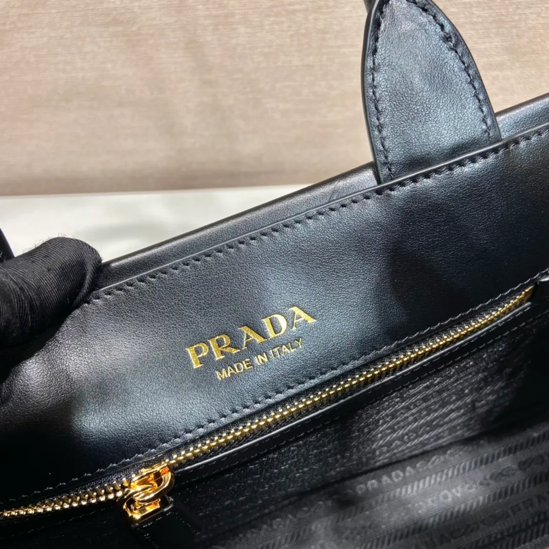 💰1800🎉 New Triangular Diamond Tote Bag 🎉 Tote Bag 🎉1BA379 Small/Long Shoulder Strap 🎉 This tote bag is made of imported calfskin, with a pure handmade triangular diamond design, and the mark is composed of an embossed triangle and a hardware mark. Interior compartment with zip pockets. Simple and elegant, full of fashion sense. Babies, hurry up and get started. 🎉🎉 Length 30x Height 23x Bottom 9cm🎉🎉🎉👏👏👏