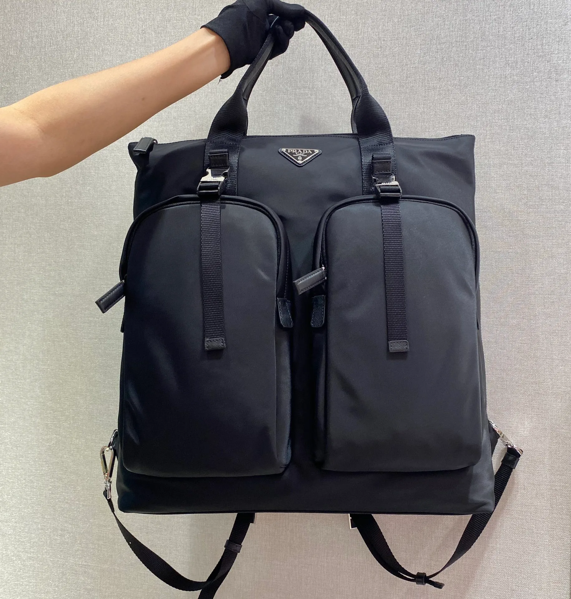 💰1320🎉Backpack/Shopping Bag🎉2VG053, this fabric tote bag is equipped with two front pockets, interpreting a functional design full of modern style. The adjustable strap can transform it into a backpack, one bag can be used for two purposes😘😘It is quite unique, with many compartments and very functional, so hurry up and get it👏👏Another popular style that will never go out of style🎉🎉 Length 40x Height 44c Bottom 10cm