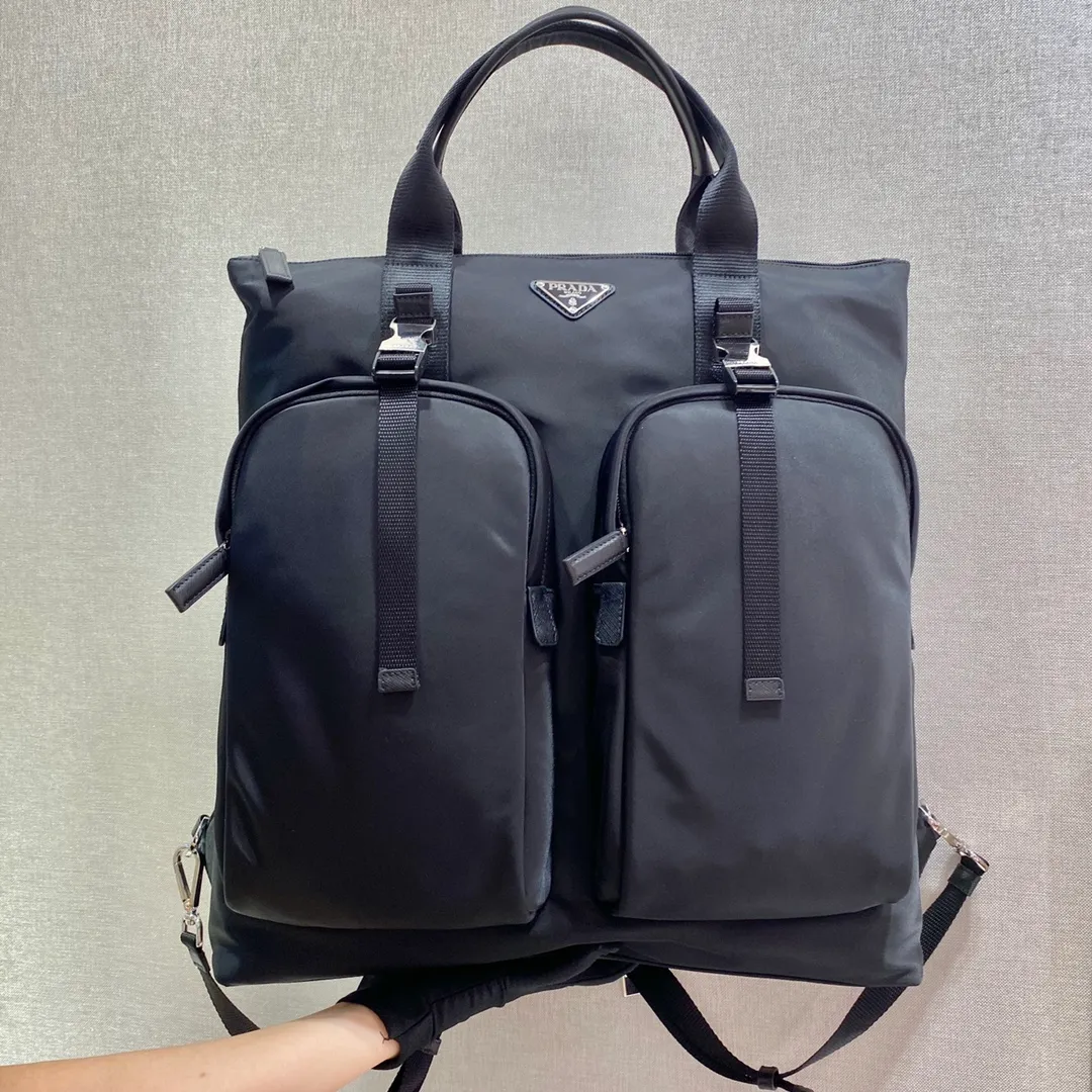 💰1320🎉Backpack/Shopping Bag🎉2VG053, this fabric tote bag is equipped with two front pockets, interpreting a functional design full of modern style. The adjustable strap can transform it into a backpack, one bag can be used for two purposes😘😘It is quite unique, with many compartments and very functional, so hurry up and get it👏👏Another popular style that will never go out of style🎉🎉 Length 40x Height 44c Bottom 10cm