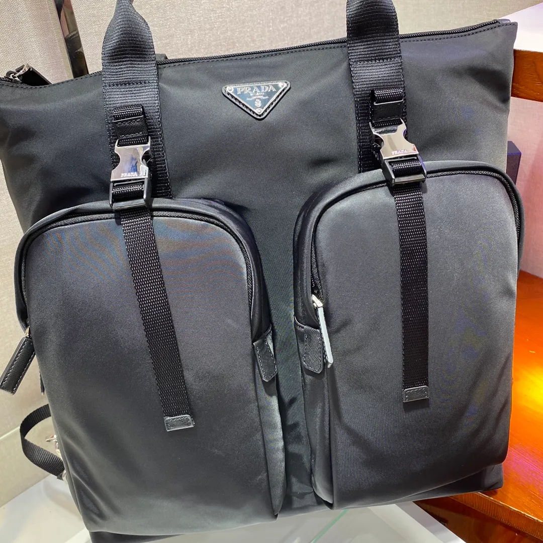 💰1320🎉Backpack/Shopping Bag🎉2VG053, this fabric tote bag is equipped with two front pockets, interpreting a functional design full of modern style. The adjustable strap can transform it into a backpack, one bag can be used for two purposes😘😘It is quite unique, with many compartments and very functional, so hurry up and get it👏👏Another popular style that will never go out of style🎉🎉 Length 40x Height 44c Bottom 10cm