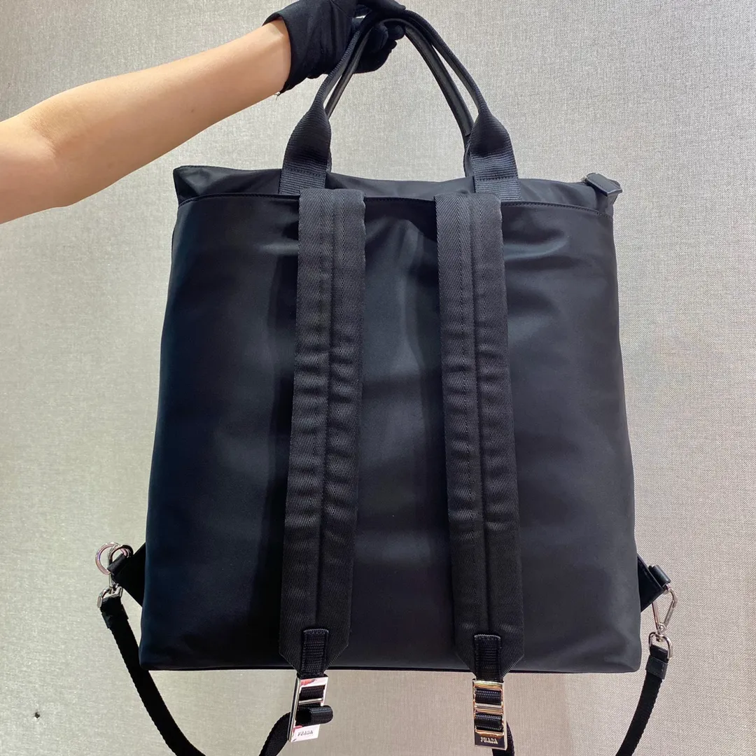 💰1320🎉Backpack/Shopping Bag🎉2VG053, this fabric tote bag is equipped with two front pockets, interpreting a functional design full of modern style. The adjustable strap can transform it into a backpack, one bag can be used for two purposes😘😘It is quite unique, with many compartments and very functional, so hurry up and get it👏👏Another popular style that will never go out of style🎉🎉 Length 40x Height 44c Bottom 10cm