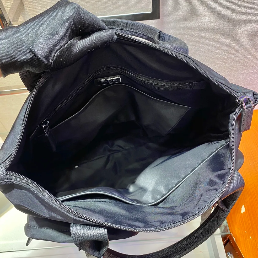 💰1320🎉Backpack/Shopping Bag🎉2VG053, this fabric tote bag is equipped with two front pockets, interpreting a functional design full of modern style. The adjustable strap can transform it into a backpack, one bag can be used for two purposes😘😘It is quite unique, with many compartments and very functional, so hurry up and get it👏👏Another popular style that will never go out of style🎉🎉 Length 40x Height 44c Bottom 10cm