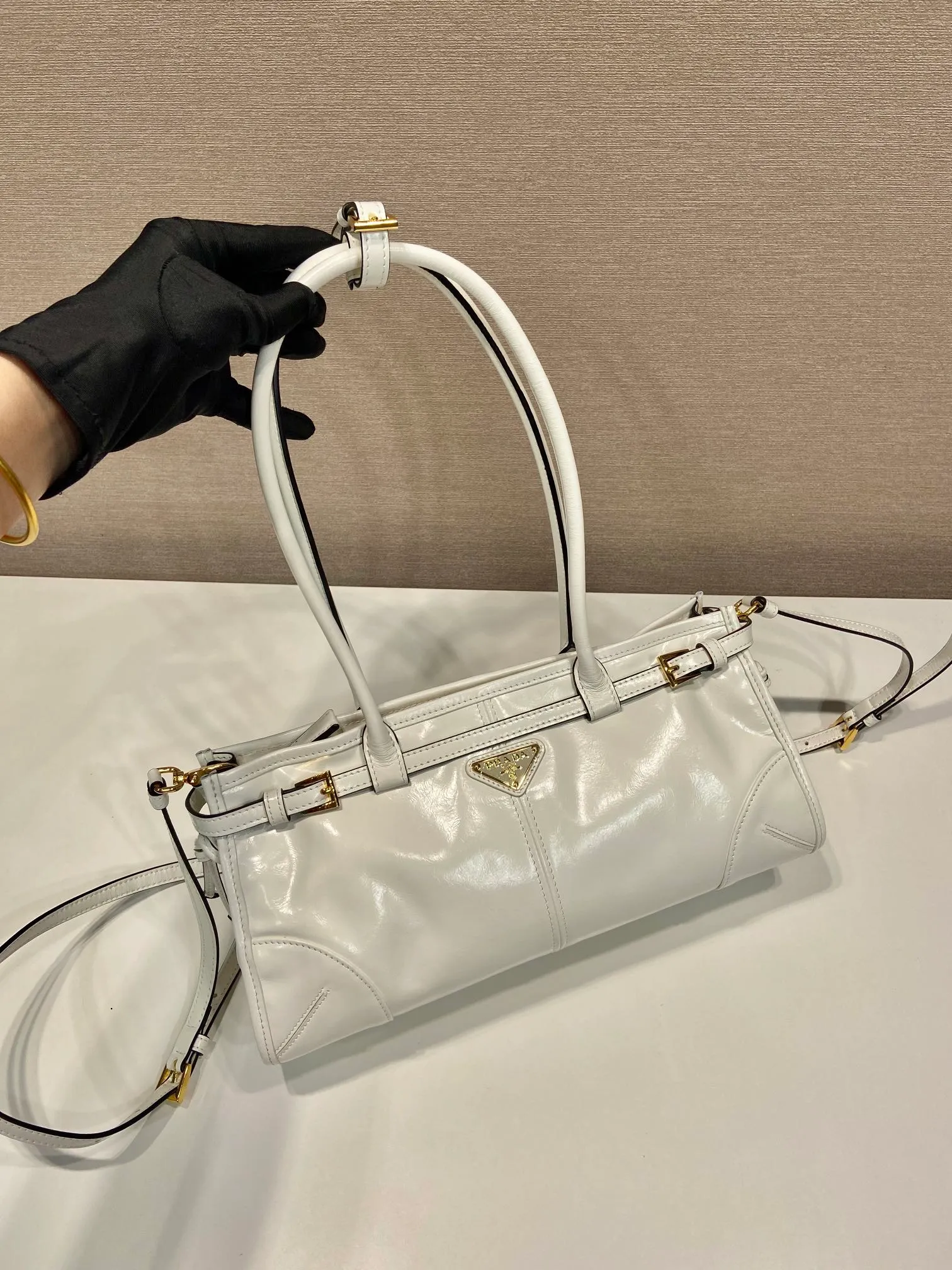 💰1840🎉LusSolf oil wax leather🎉1BA426 small new color🎉🎉 This hand-held crossbody bag is made of imported waxed leather. Its shiny color exudes a classic atmosphere. It is equipped with a detachable and adjustable long shoulder strap, which is convenient for matching on different occasions. It has a very large capacity and is easy to use. It is definitely a must-have for fashionistas. Hurry up and take this retro-style handbag home! Length 32x Height 15.5x Bottom 12cm🎉🎉🎉👏👏👏