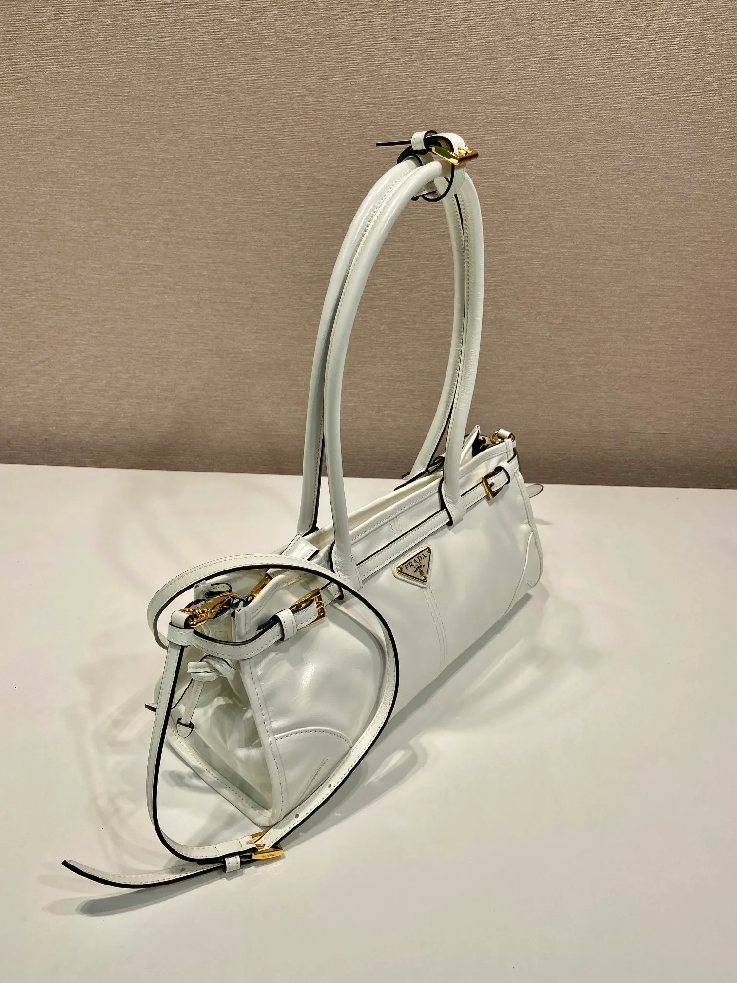 💰1840🎉LusSolf oil wax leather🎉1BA426 small new color🎉🎉 This hand-held crossbody bag is made of imported waxed leather. Its shiny color exudes a classic atmosphere. It is equipped with a detachable and adjustable long shoulder strap, which is convenient for matching on different occasions. It has a very large capacity and is easy to use. It is definitely a must-have for fashionistas. Hurry up and take this retro-style handbag home! Length 32x Height 15.5x Bottom 12cm🎉🎉🎉👏👏👏