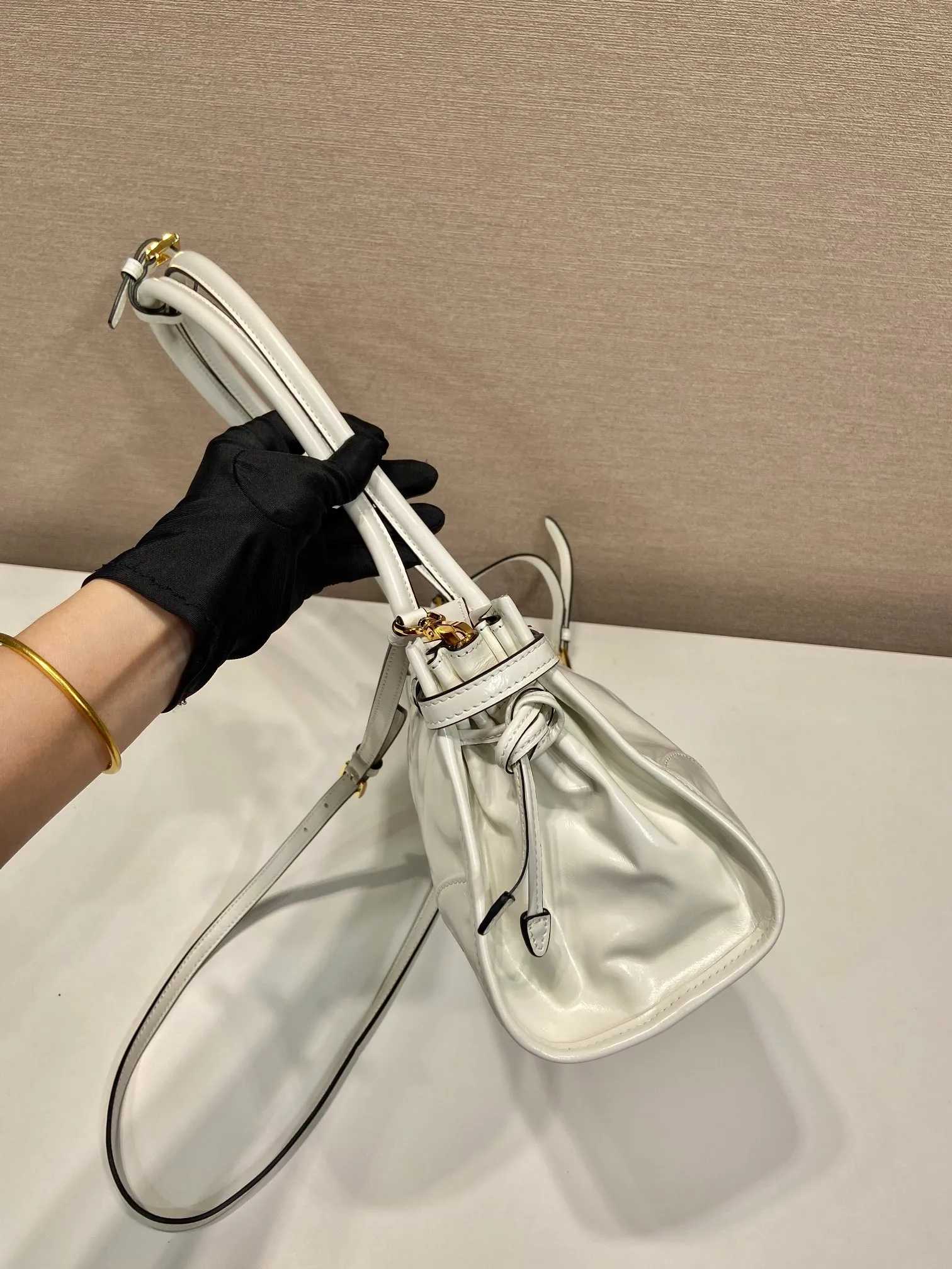 💰1840🎉LusSolf oil wax leather🎉1BA426 small new color🎉🎉 This hand-held crossbody bag is made of imported waxed leather. Its shiny color exudes a classic atmosphere. It is equipped with a detachable and adjustable long shoulder strap, which is convenient for matching on different occasions. It has a very large capacity and is easy to use. It is definitely a must-have for fashionistas. Hurry up and take this retro-style handbag home! Length 32x Height 15.5x Bottom 12cm🎉🎉🎉👏👏👏
