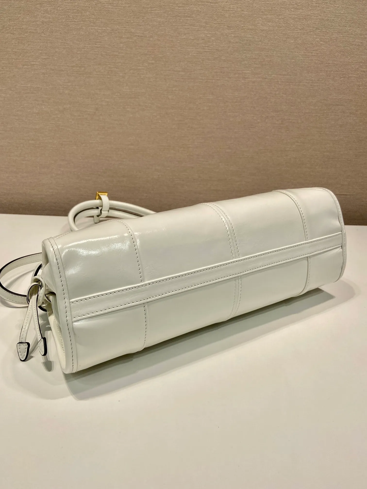 💰1840🎉LusSolf oil wax leather🎉1BA426 small new color🎉🎉 This hand-held crossbody bag is made of imported waxed leather. Its shiny color exudes a classic atmosphere. It is equipped with a detachable and adjustable long shoulder strap, which is convenient for matching on different occasions. It has a very large capacity and is easy to use. It is definitely a must-have for fashionistas. Hurry up and take this retro-style handbag home! Length 32x Height 15.5x Bottom 12cm🎉🎉🎉👏👏👏